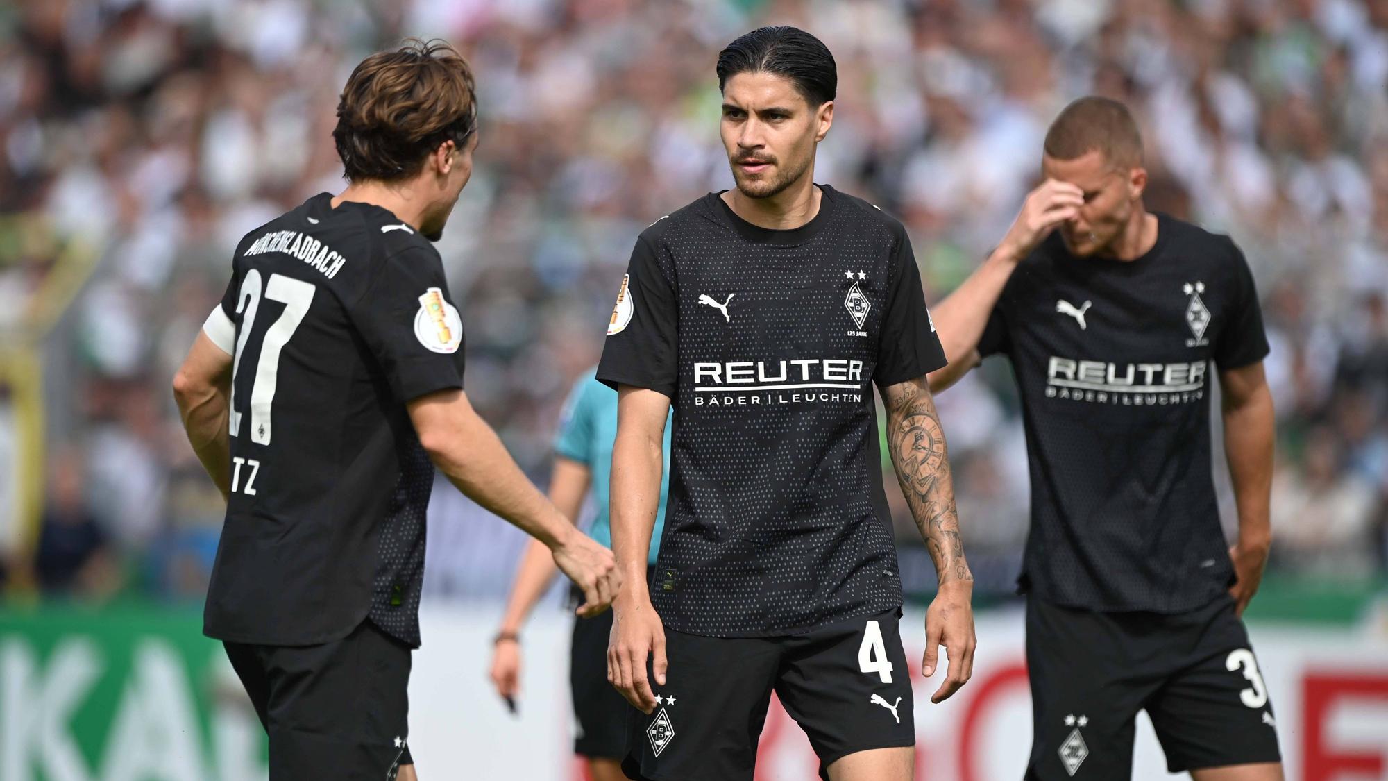 Ratlos wirkende Spieler von Borussia Mönchengladbach beim Pokal-Spiel gegen Atlas Delmenhorst.
