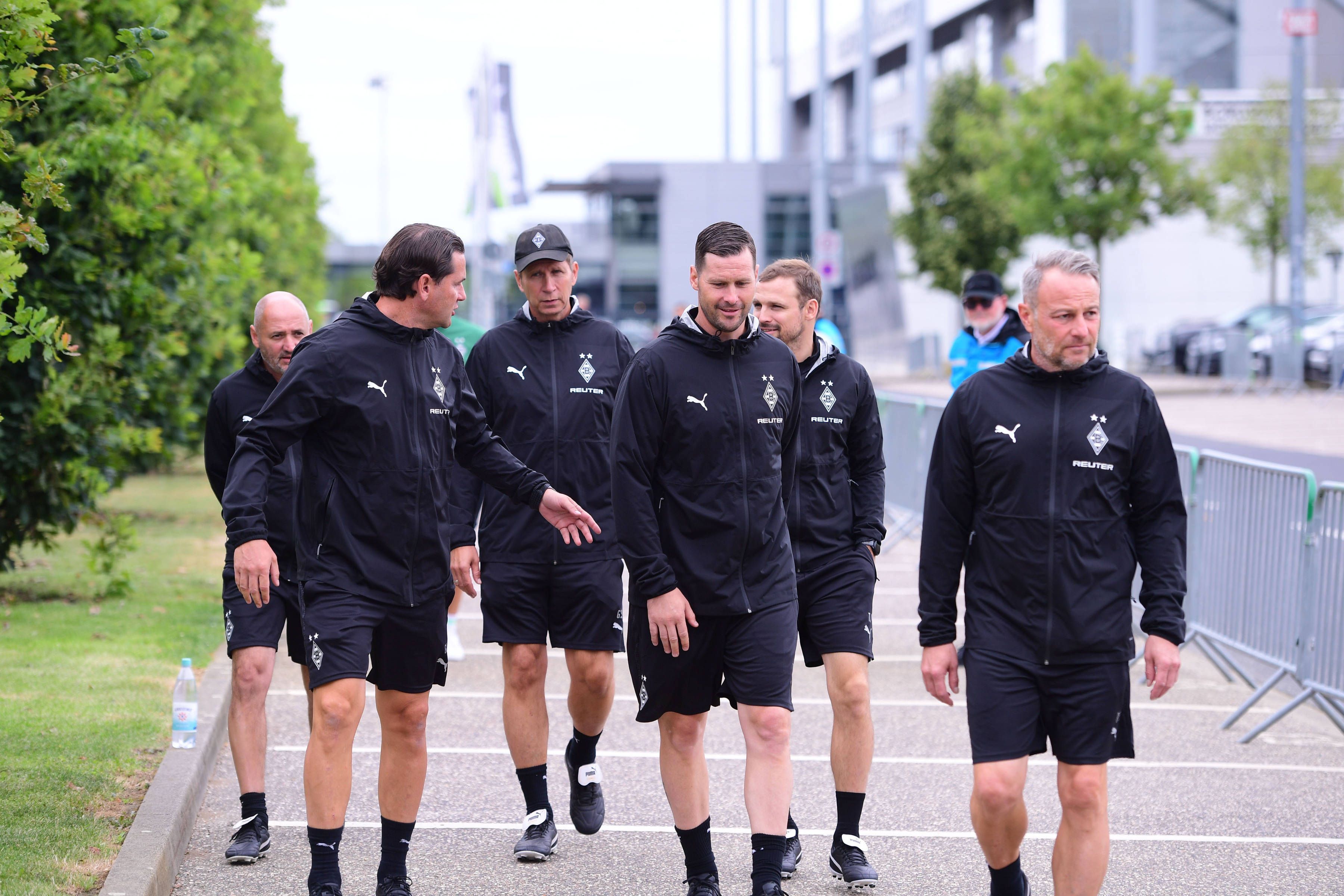 Das Trainerteam von Borussia Mönchengladbach betritt den Platz.