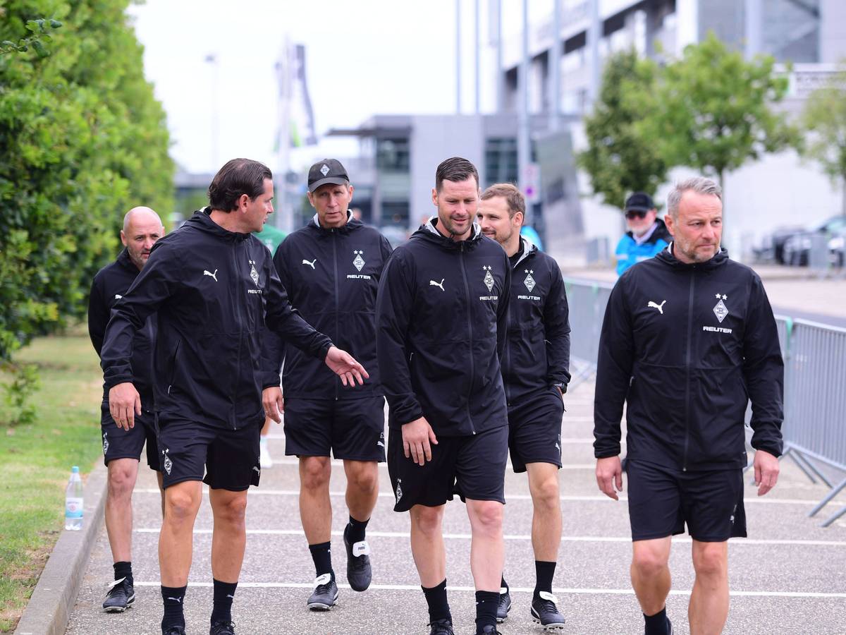 Das Trainerteam von Borussia Mönchengladbach betritt den Platz.