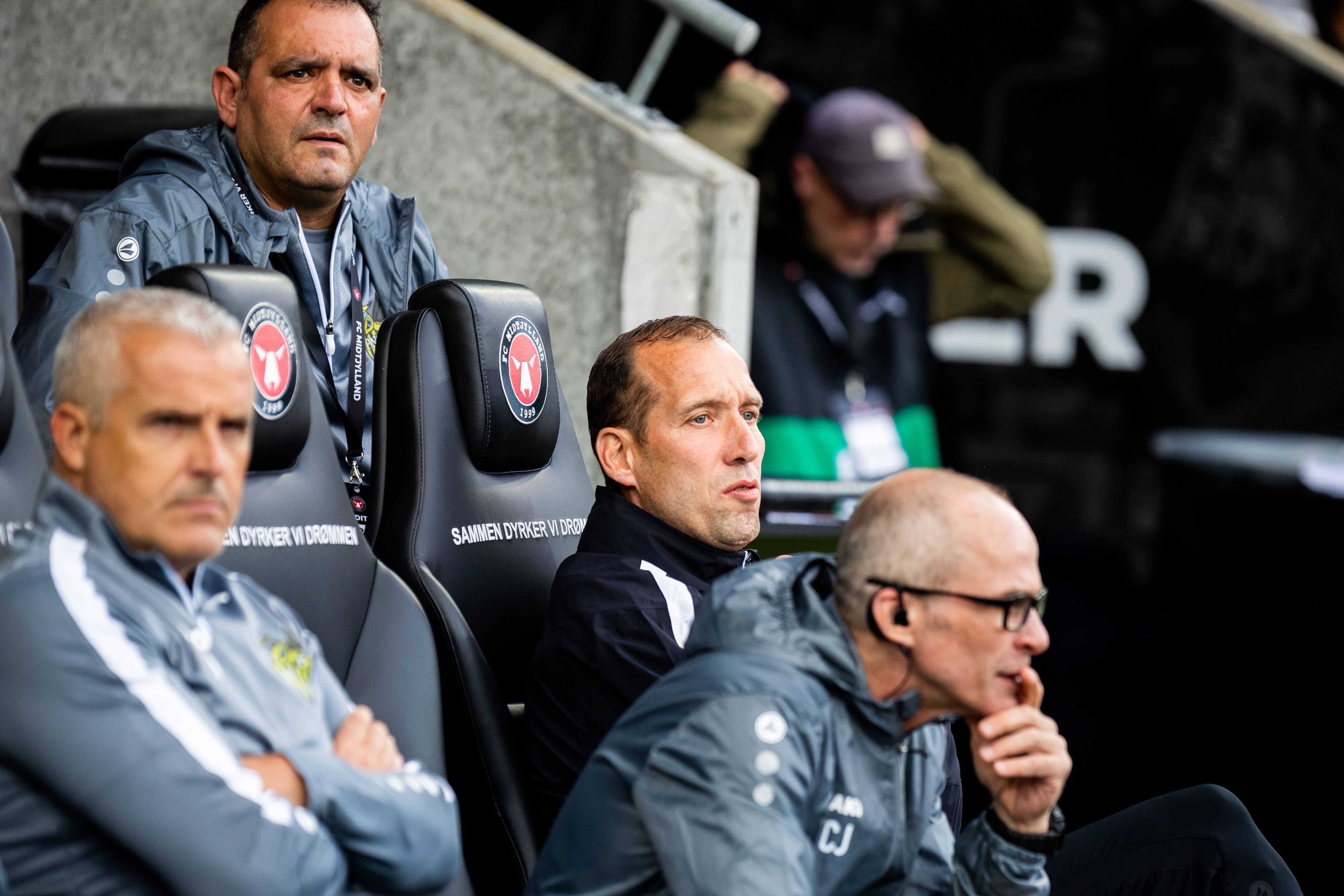 Das Trainerteam von Progrès Niederkorn am 26. Juli 2023 beim Spiel in der Qualifikation zur Conference League beim FC Midtjylland.