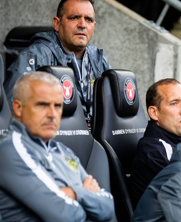 Das Trainerteam von Progrès Niederkorn am 26. Juli 2023 beim Spiel in der Qualifikation zur Conference League beim FC Midtjylland.