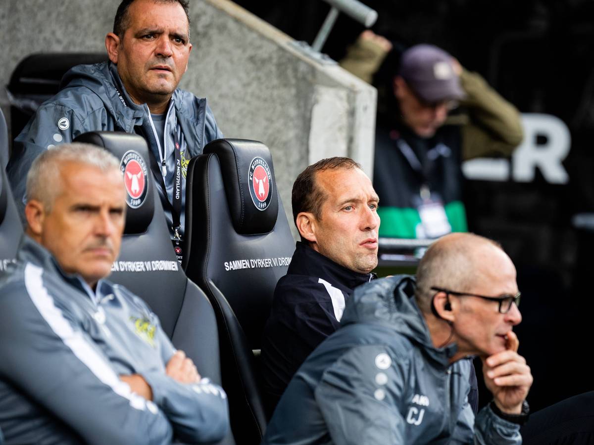 Das Trainerteam von Progrès Niederkorn am 26. Juli 2023 beim Spiel in der Qualifikation zur Conference League beim FC Midtjylland.