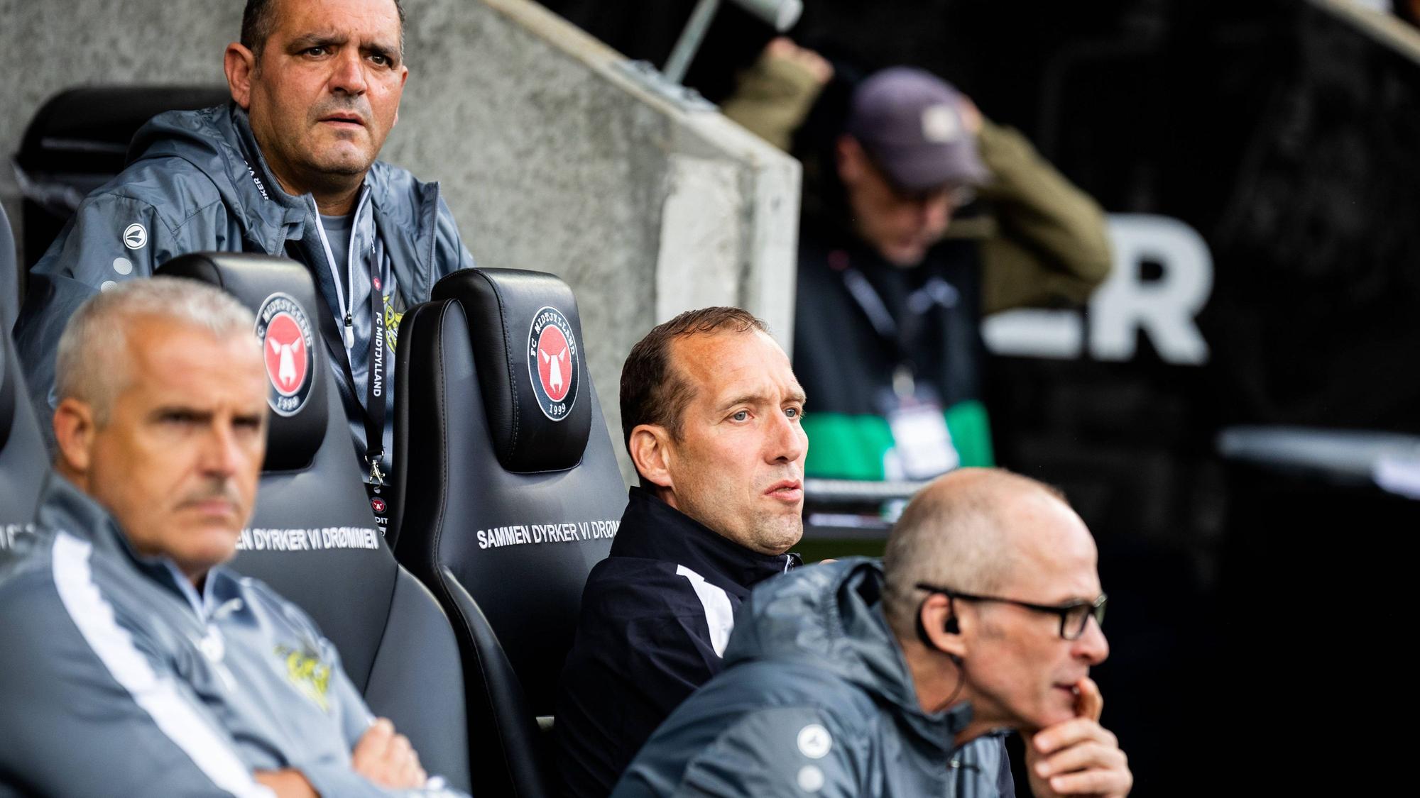 Das Trainerteam von Progrès Niederkorn am 26. Juli 2023 beim Spiel in der Qualifikation zur Conference League beim FC Midtjylland.