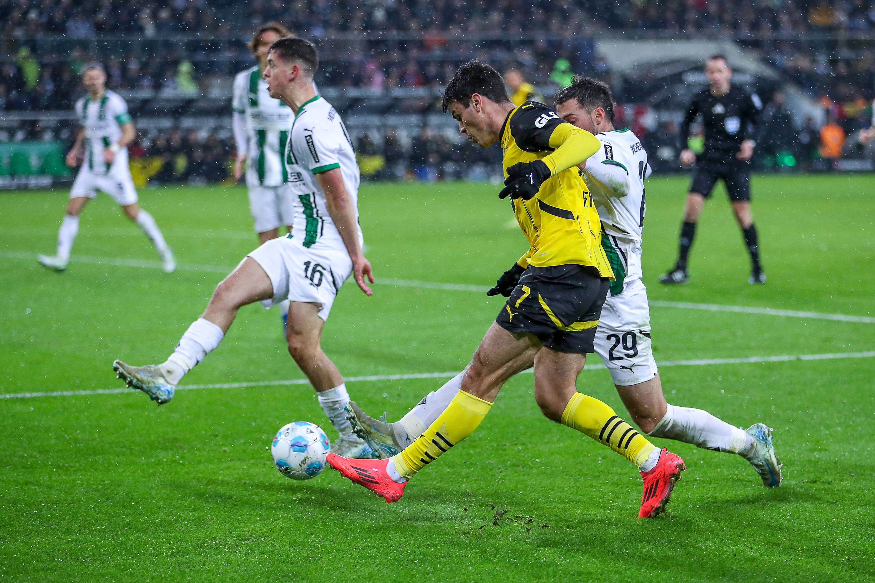 Givoanni Reyna versucht gegen Gladbach eine Flanke zu schlagen.