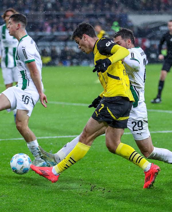 Givoanni Reyna versucht gegen Gladbach eine Flanke zu schlagen.