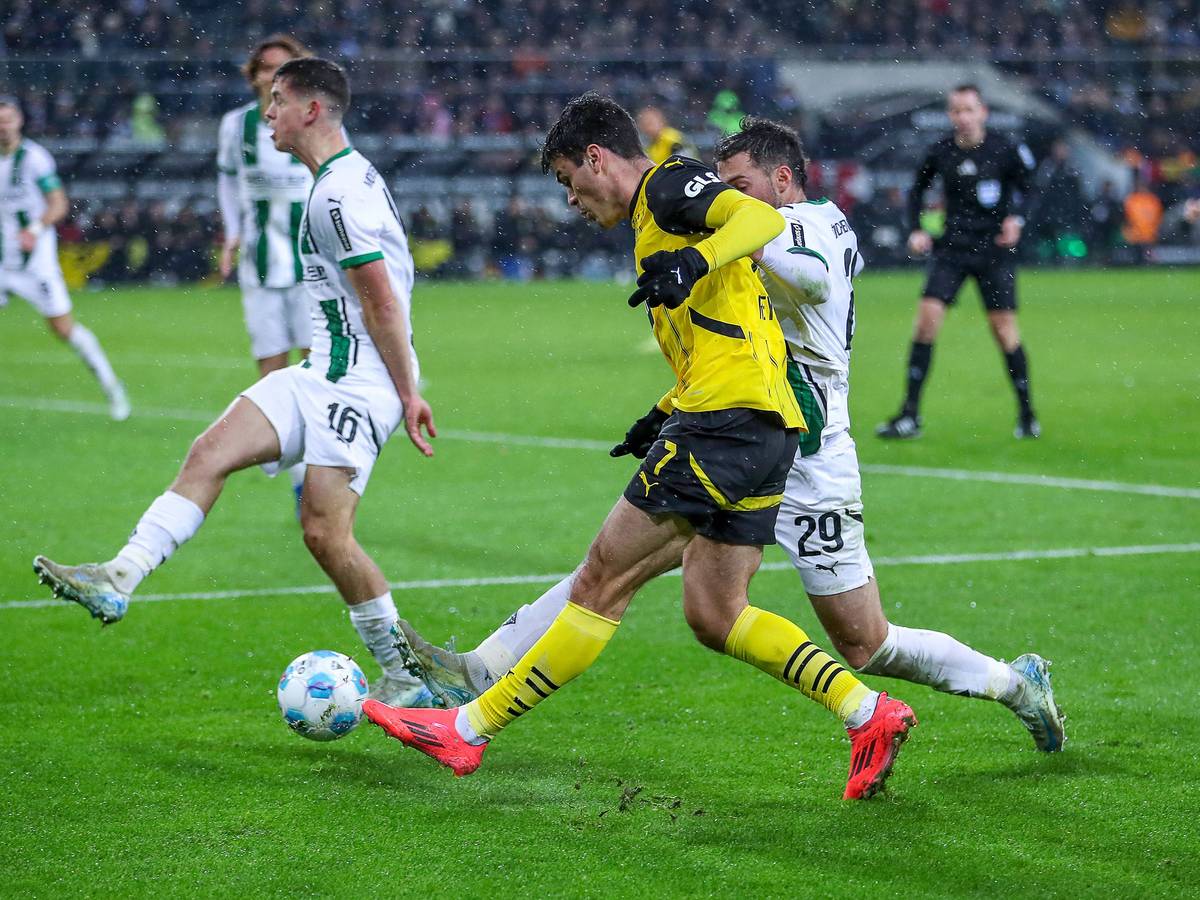 Givoanni Reyna versucht gegen Gladbach eine Flanke zu schlagen.