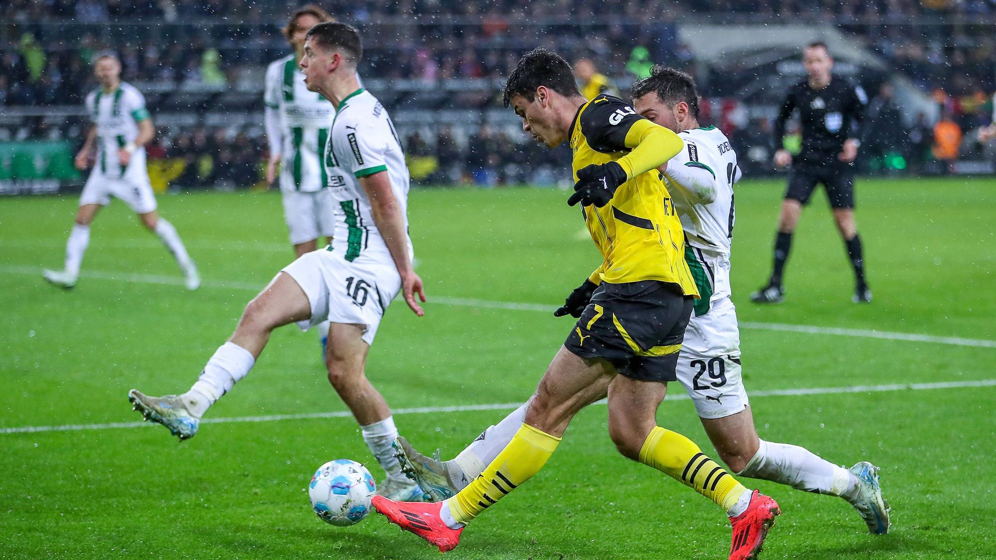 Givoanni Reyna versucht gegen Gladbach eine Flanke zu schlagen.