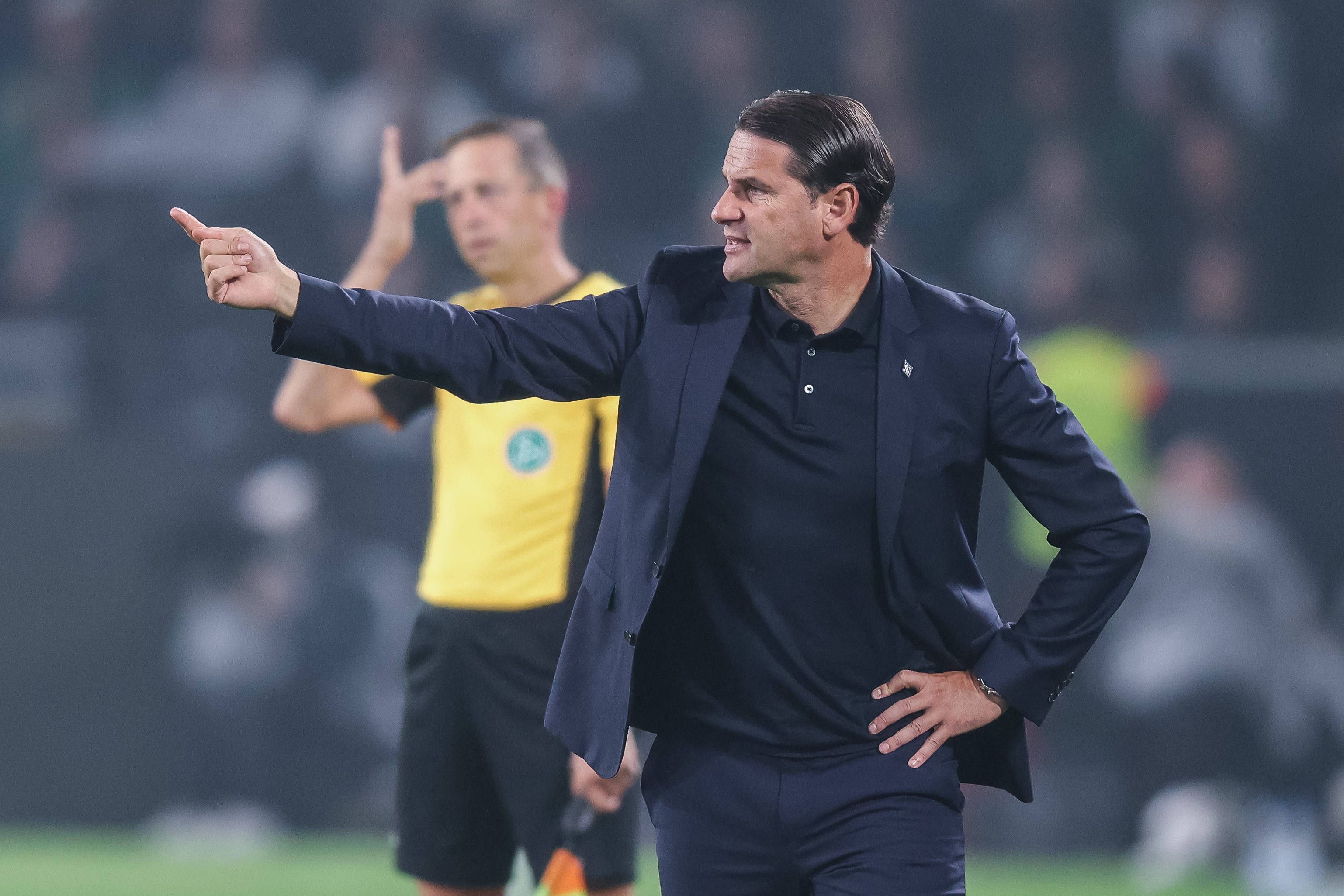 Gerardo Seoane gibt Anweisungen bei einem Gladbach-Spiel.