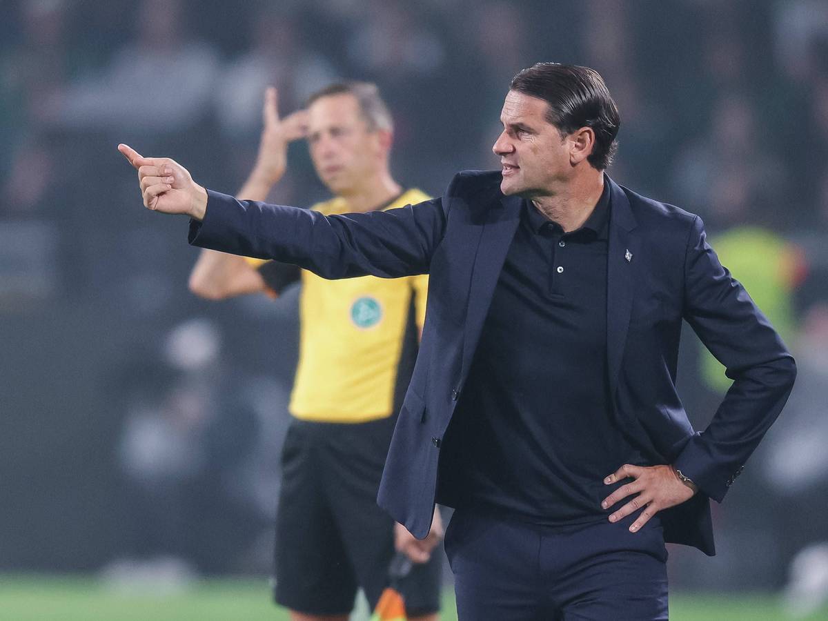 Gerardo Seoane gibt Anweisungen bei einem Gladbach-Spiel.