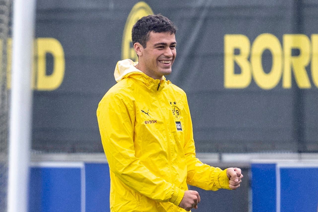 Giovanni Reyna lacht in einer gelben Regenjacke.