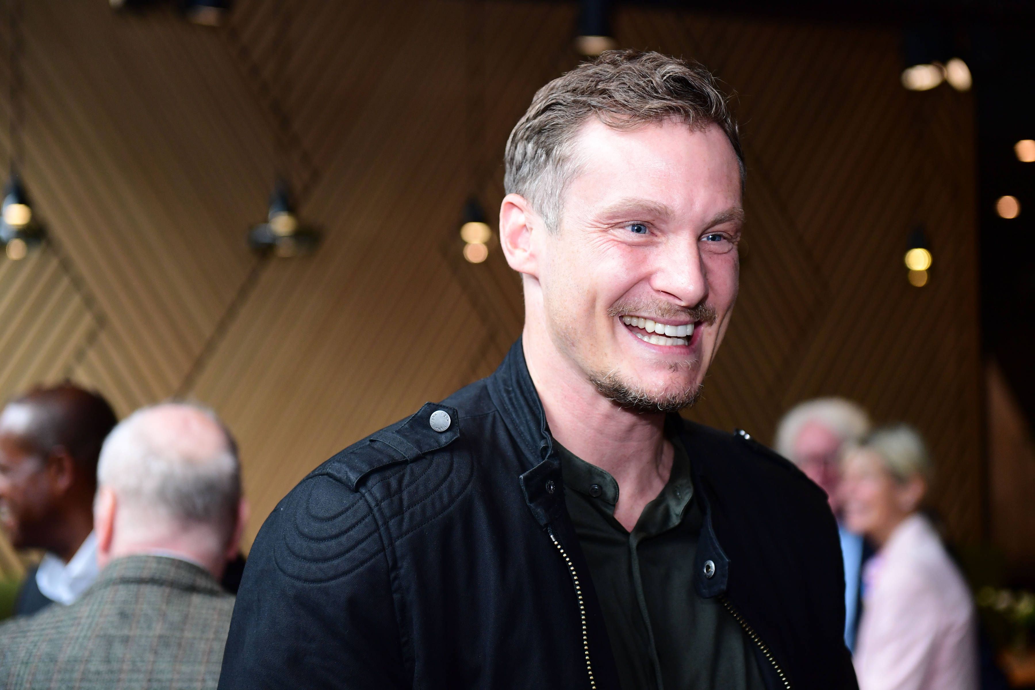 Marcell Jansen lacht bei einer Feier von Borussia Mönchengladbach.