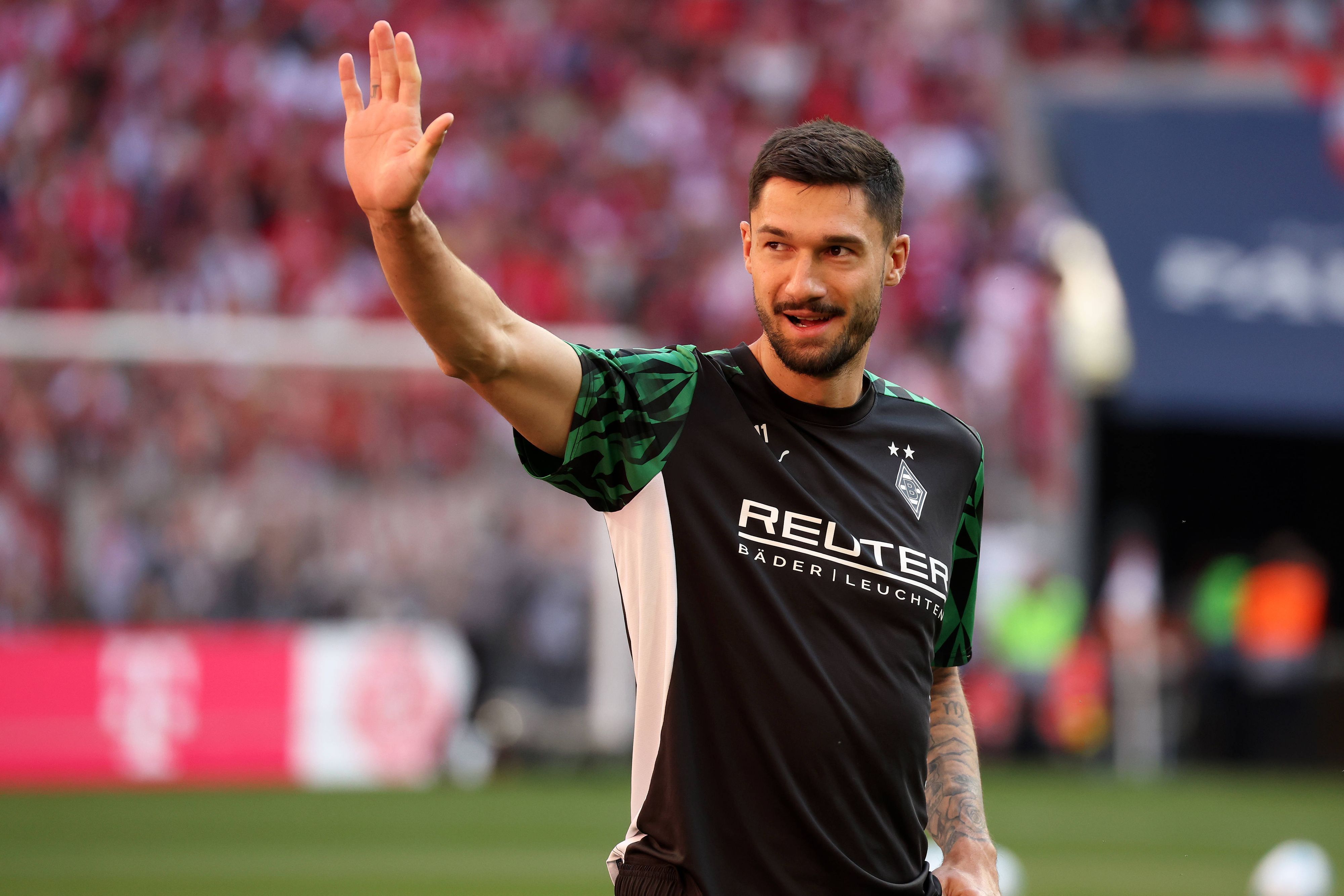 Tim Kleindienst winkt den Fans vor einem Spiel von Borussia Mönchengladbach.
