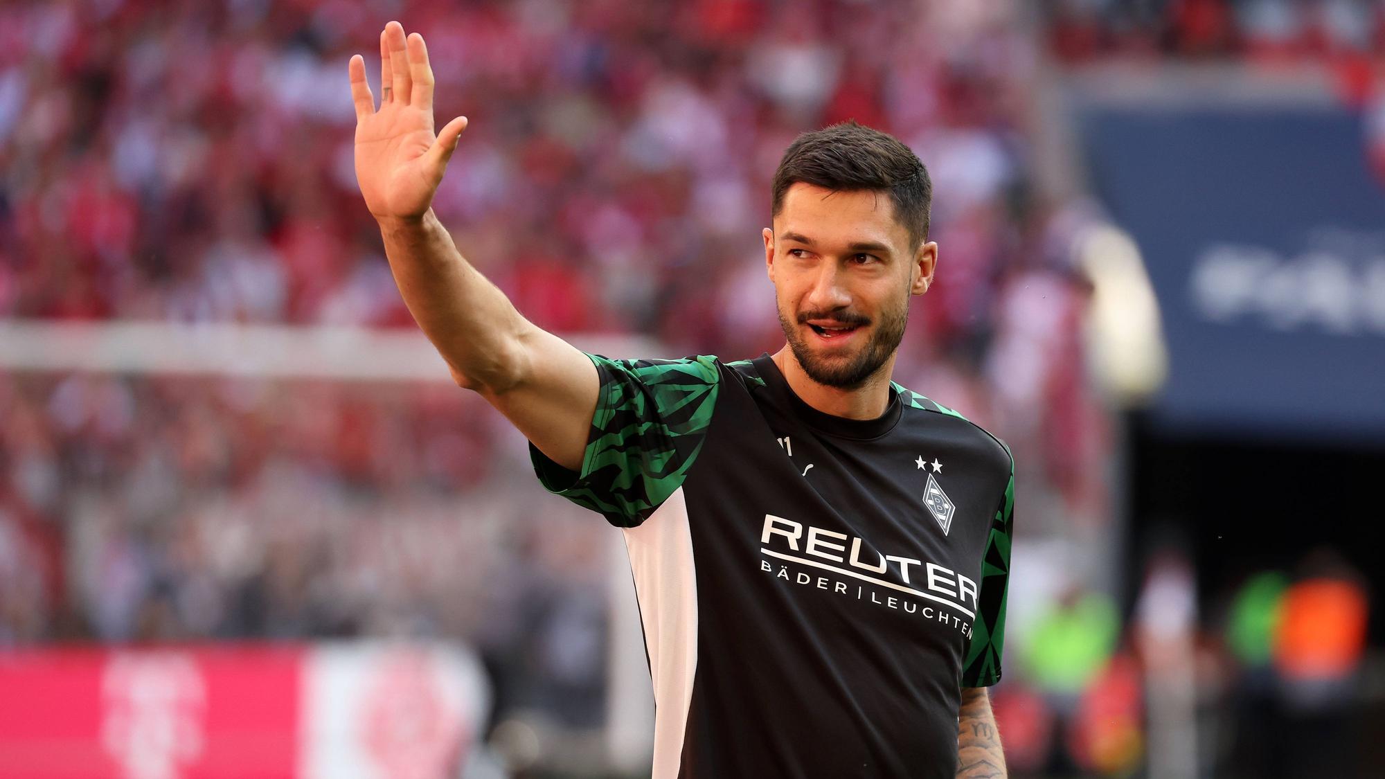 Tim Kleindienst winkt den Fans vor einem Spiel von Borussia Mönchengladbach.