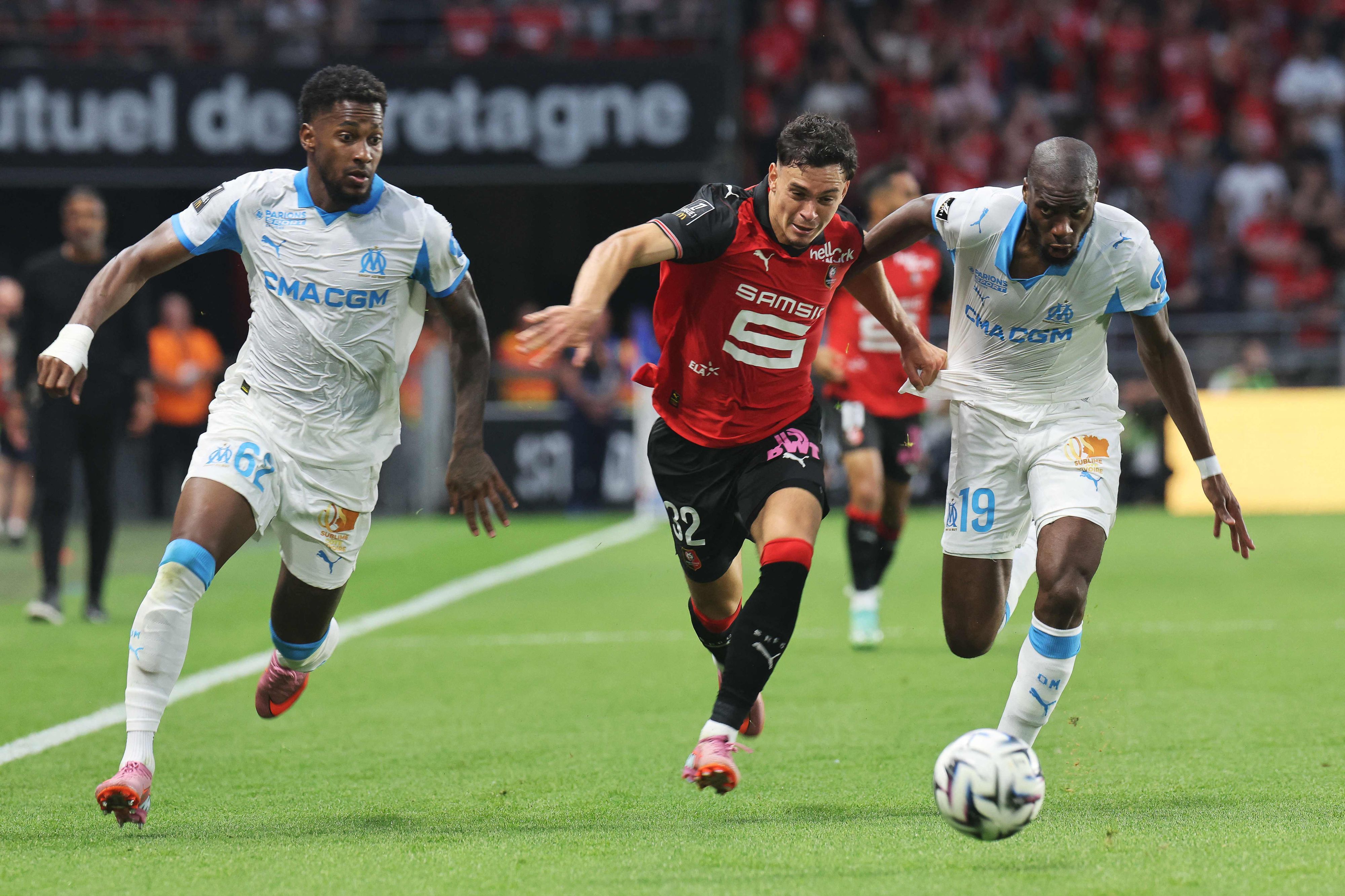 Fabian Rieder beim Dribbling gegen Olympique Marseille.