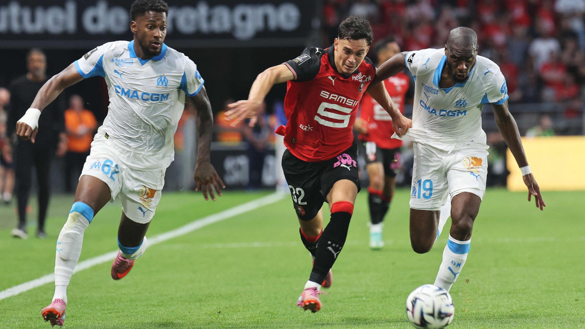 Fabian Rieder beim Dribbling gegen Olympique Marseille.