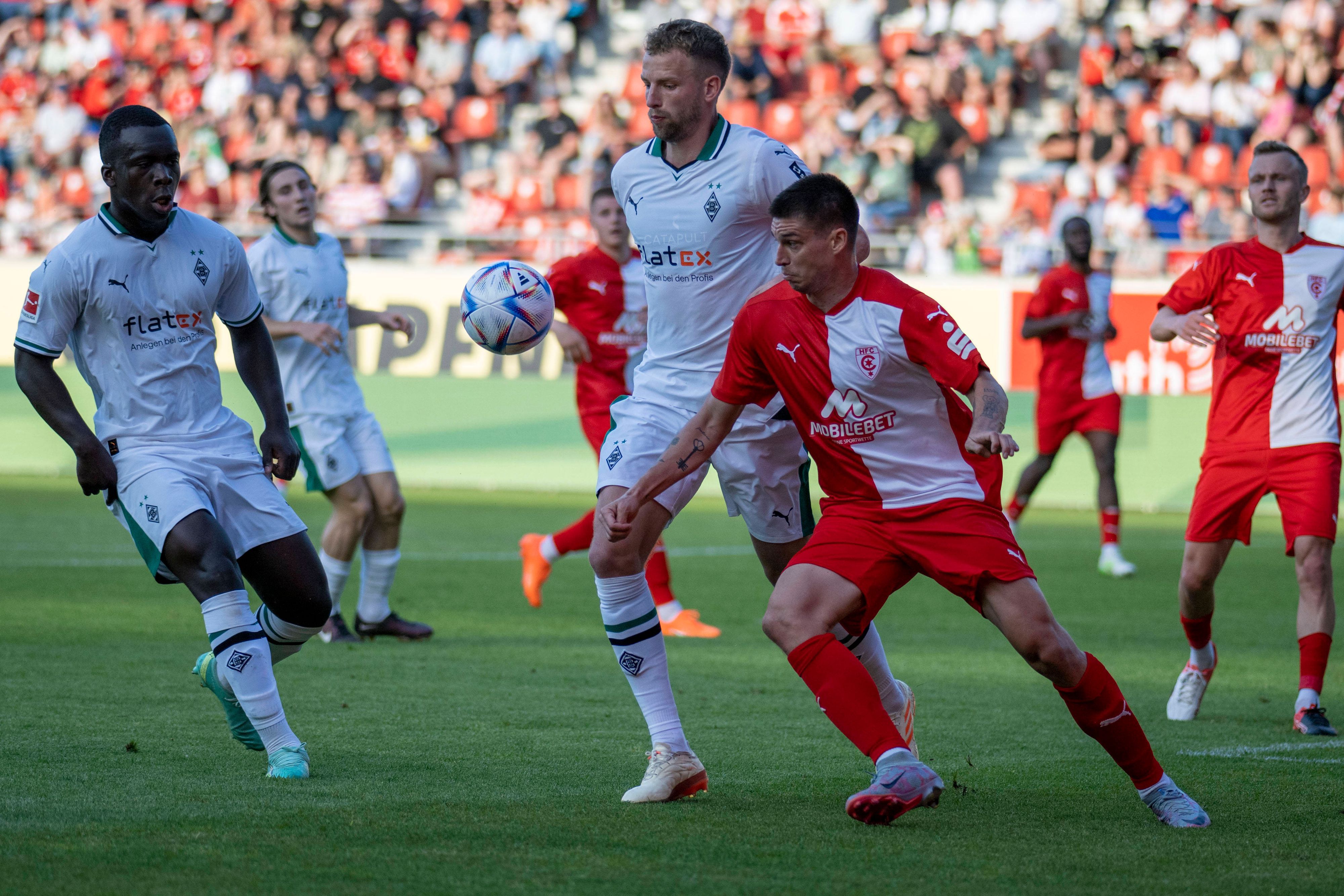 Gladbach-Spieler bei einem Freundschaftsspiel gegen den Halleschen FC.