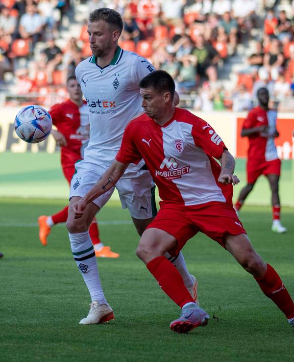 Gladbach-Spieler bei einem Freundschaftsspiel gegen den Halleschen FC.