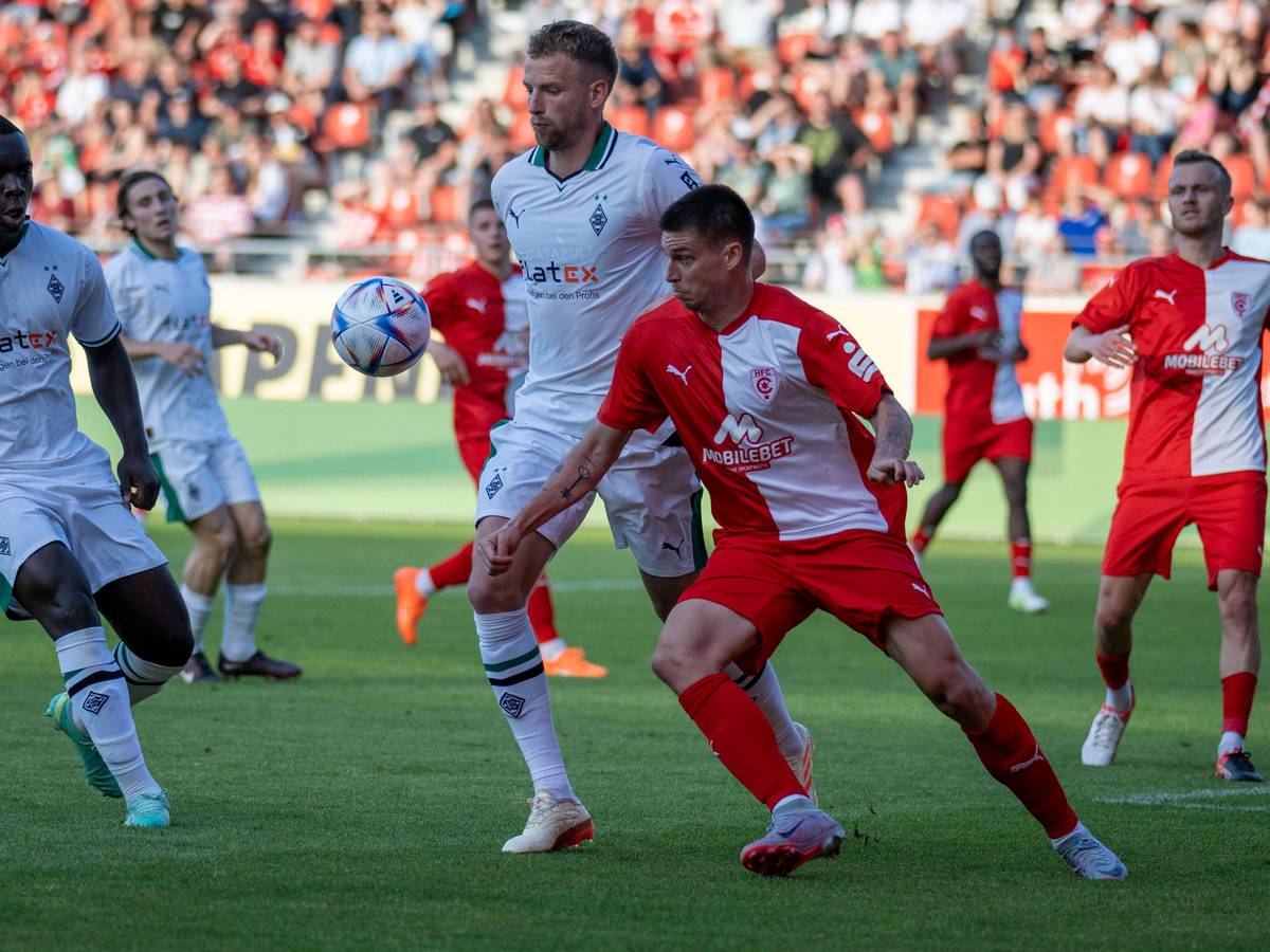 Gladbach-Spieler bei einem Freundschaftsspiel gegen den Halleschen FC.