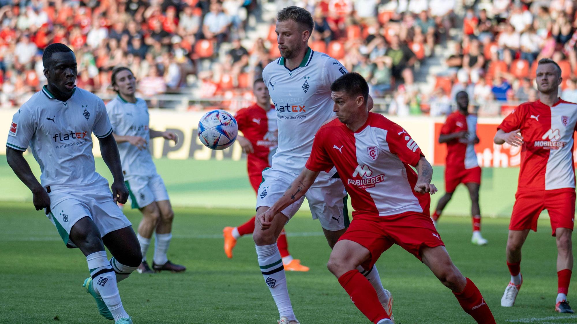 Gladbach-Spieler bei einem Freundschaftsspiel gegen den Halleschen FC.