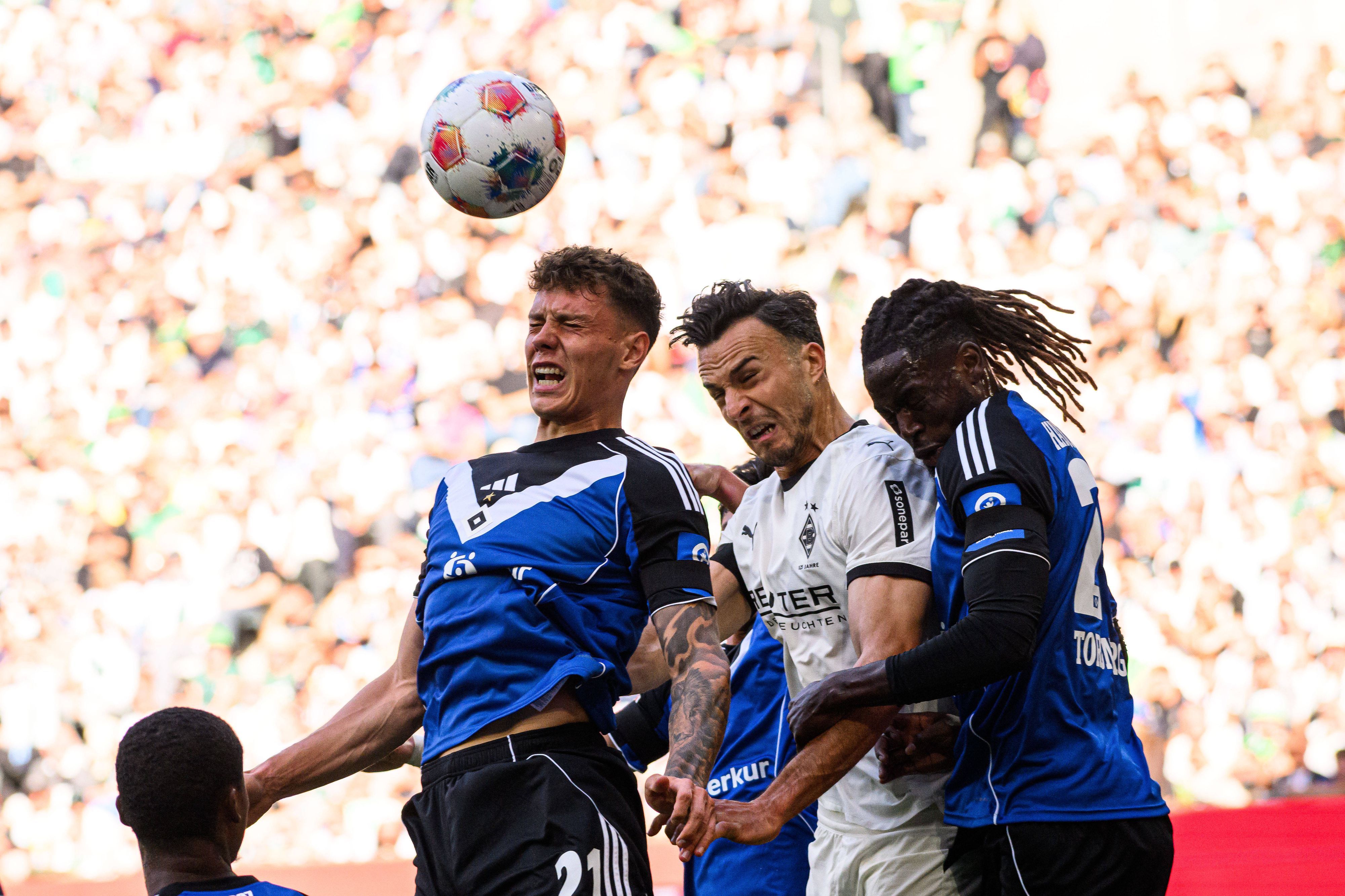 Ein Kopfball-Duell zwischen Gladbach und dem HSV.