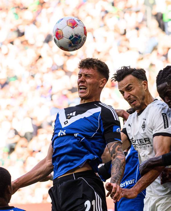 Ein Kopfball-Duell zwischen Gladbach und dem HSV.