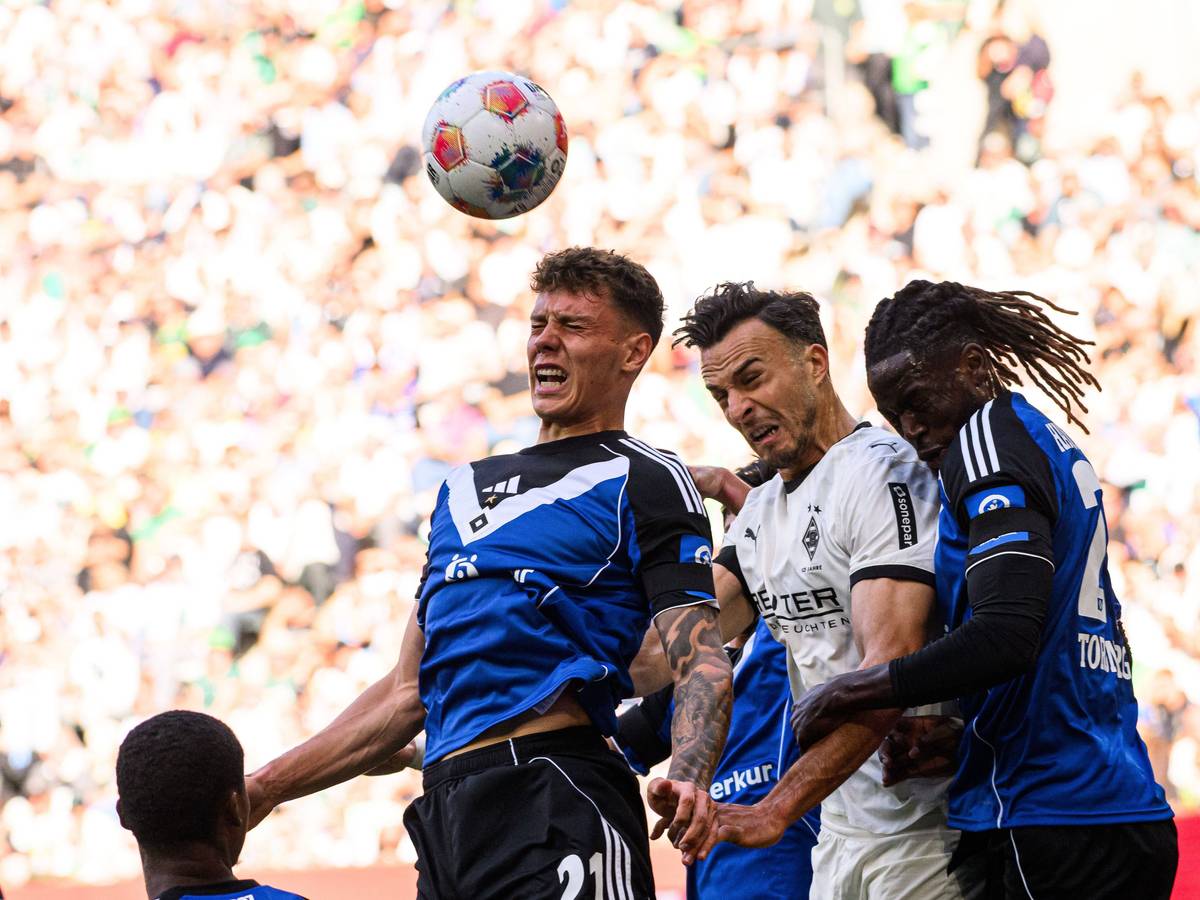 Ein Kopfball-Duell zwischen Gladbach und dem HSV.