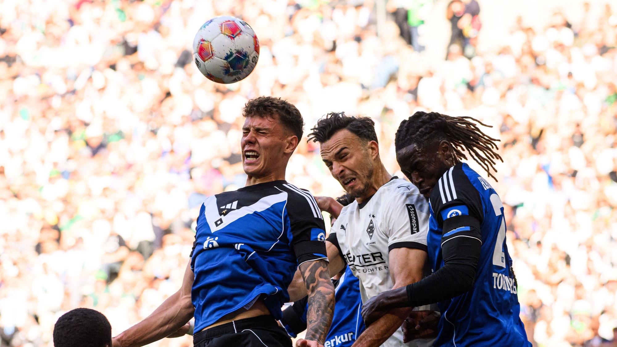 Ein Kopfball-Duell zwischen Gladbach und dem HSV.