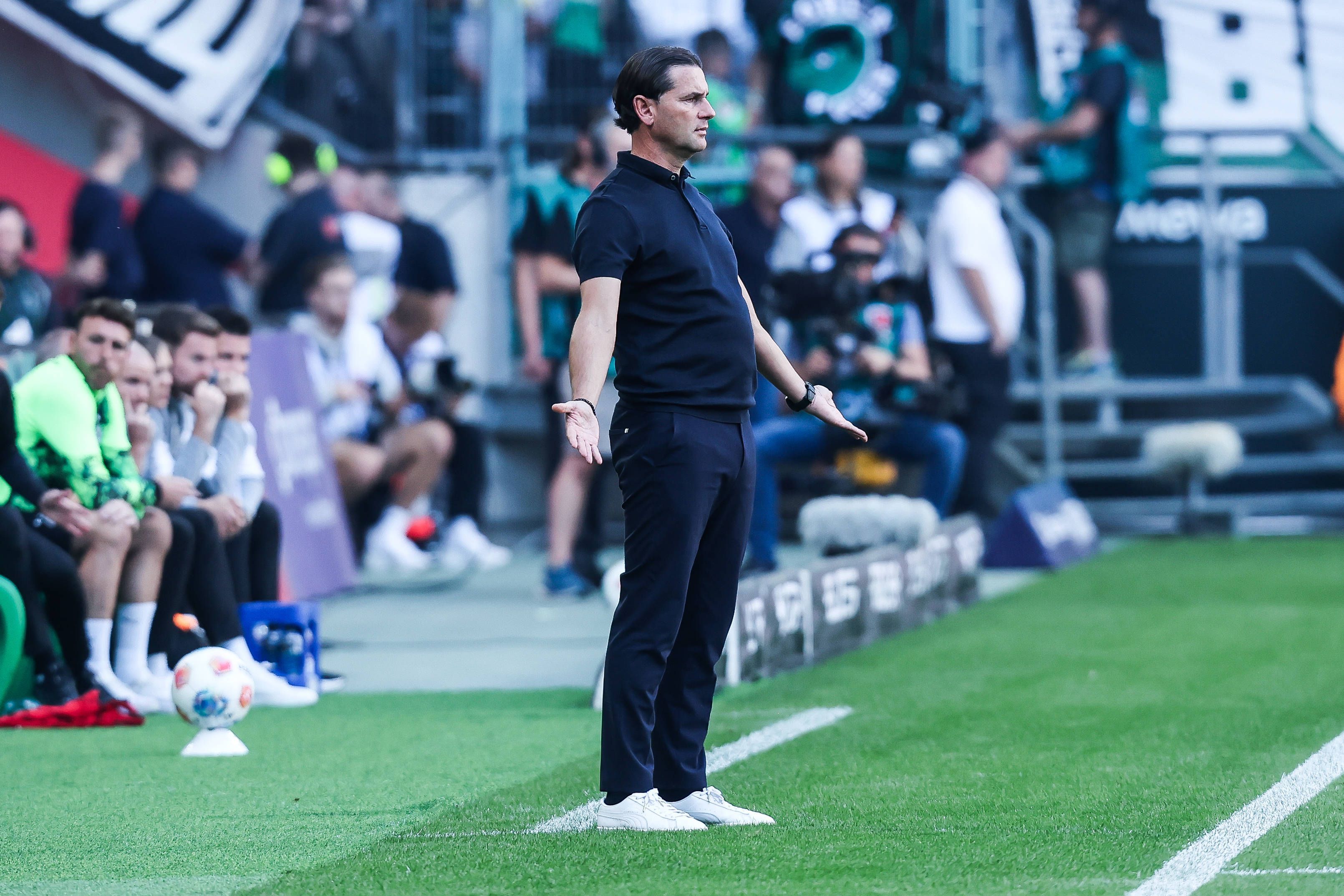 Gerardo Seoane steht unzufrieden an der Seitenlinie.