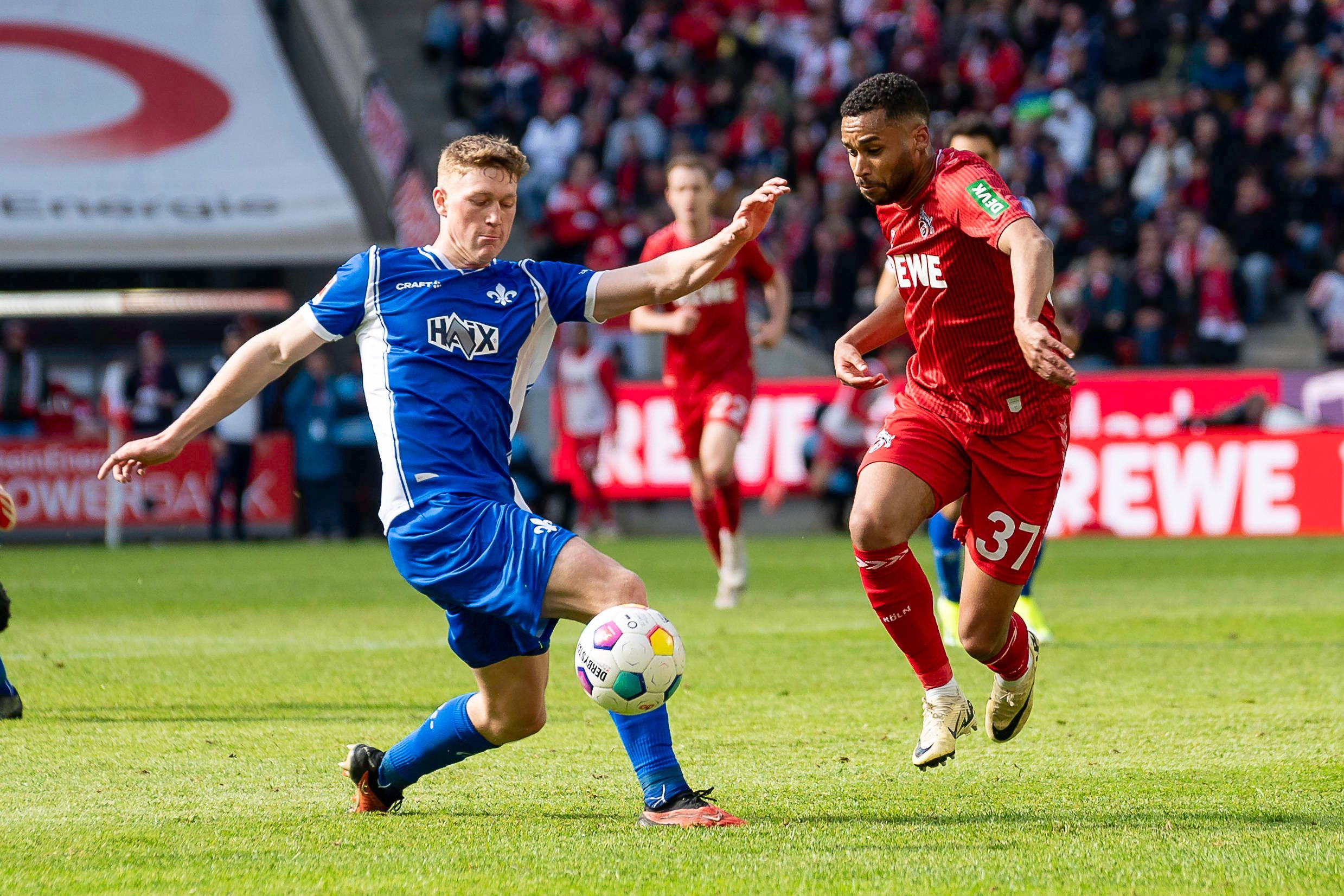 Clemens Riedel im Zweikampf mit Kölns Linton Maina.