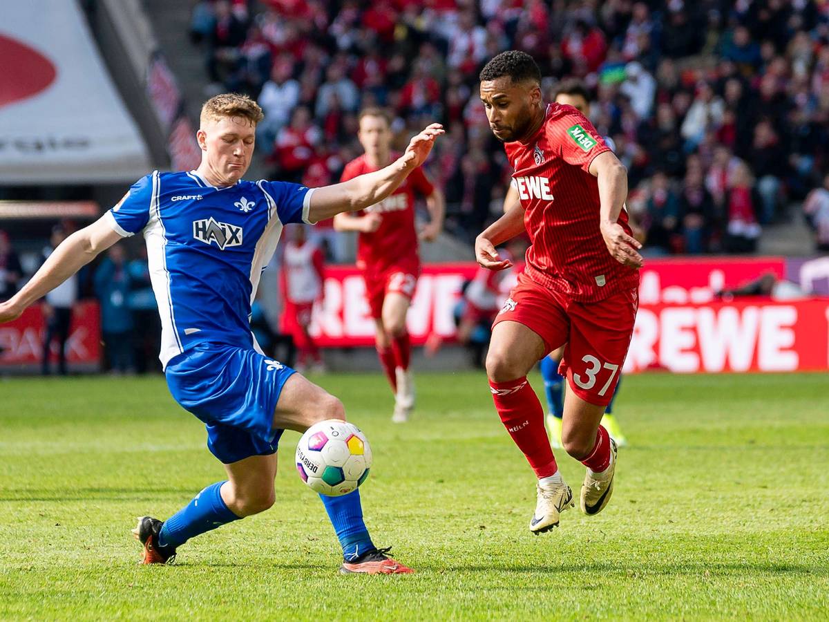 Clemens Riedel im Zweikampf mit Kölns Linton Maina.