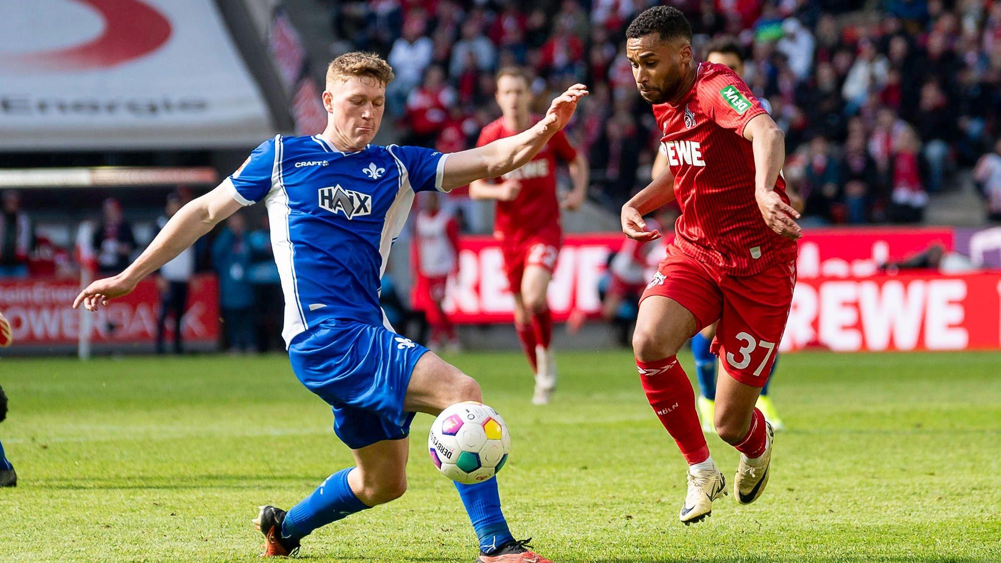 Clemens Riedel im Zweikampf mit Kölns Linton Maina.