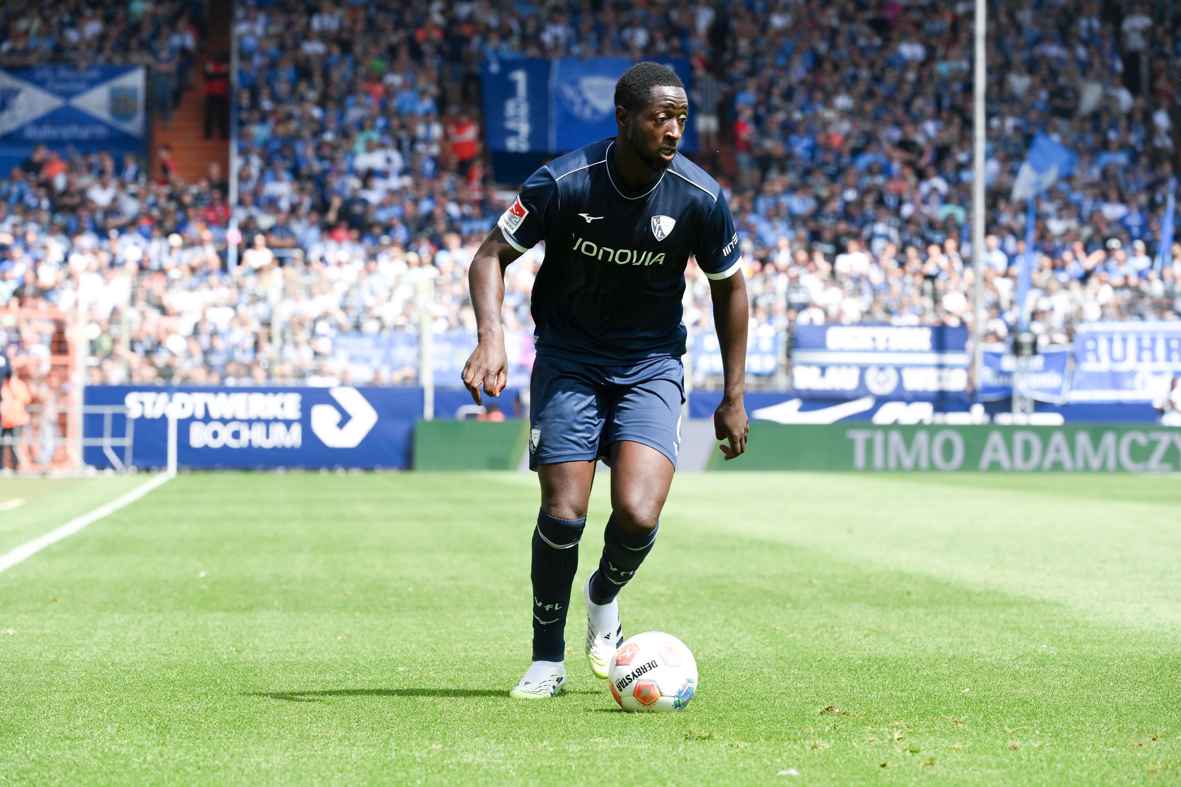Ibrahima Sissoko dribbelt ungestört.