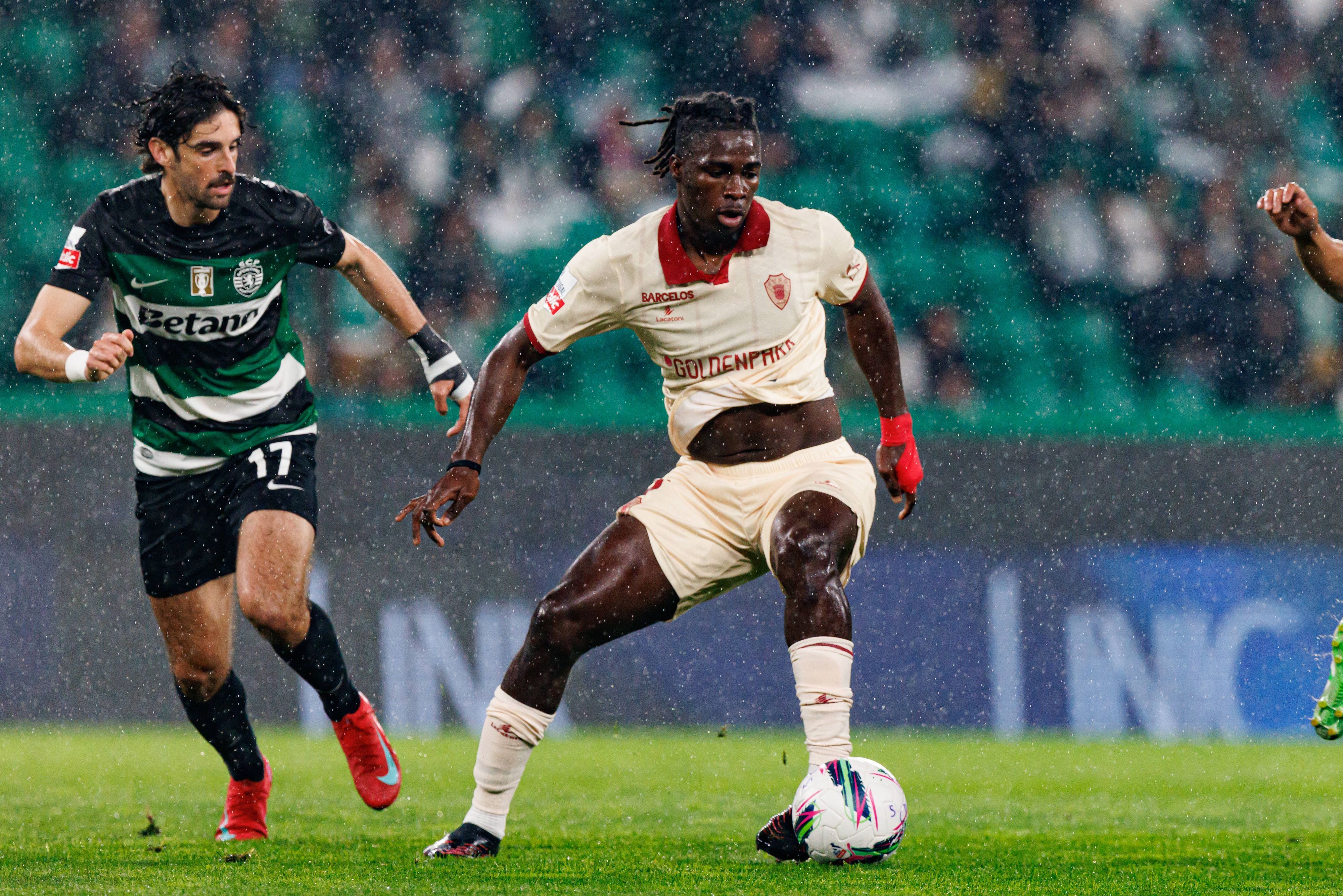 Mohamed Bamba im Regen am Ball.