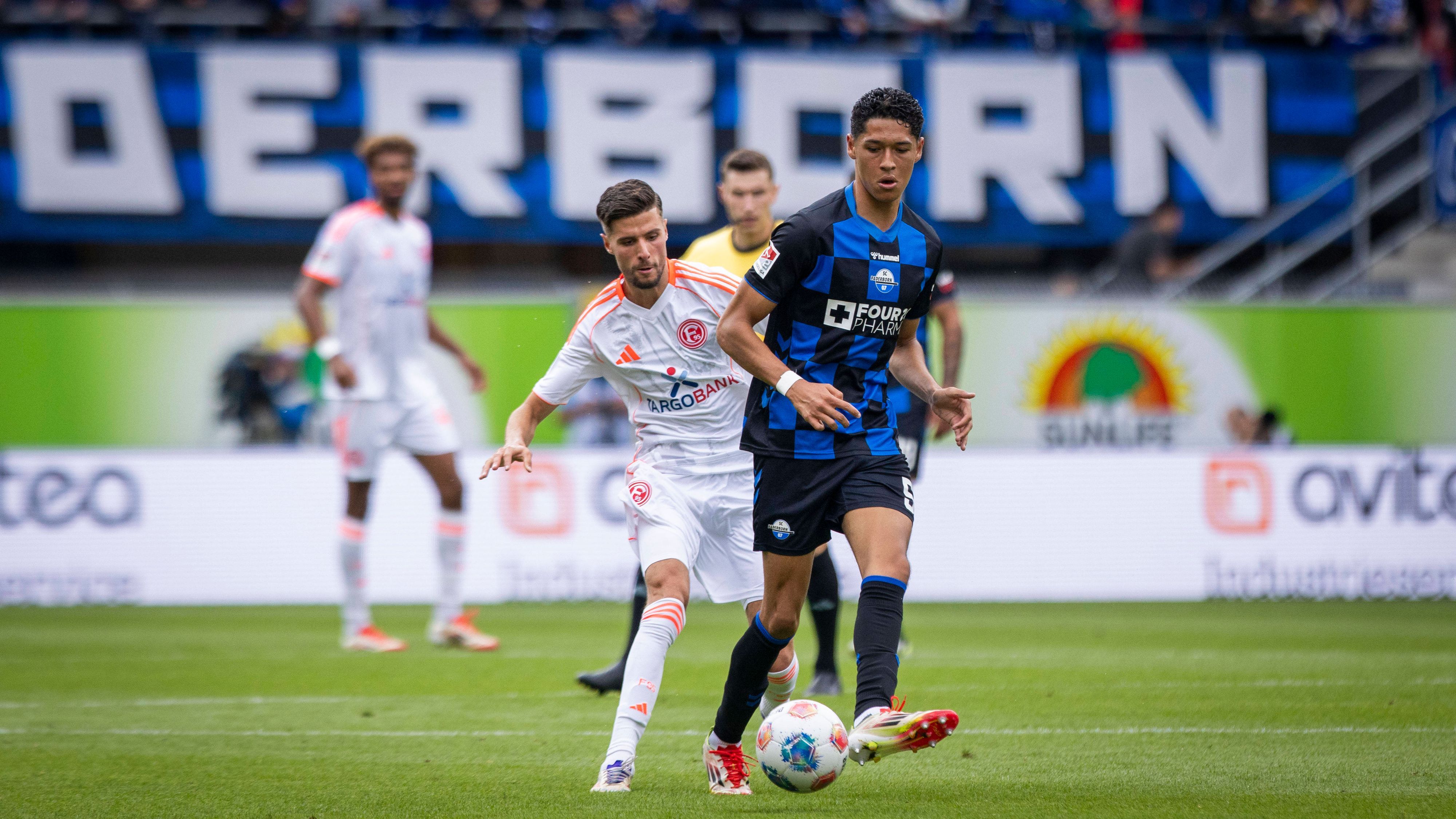 Santiago Castaneda mit dem Ball am Fuß.