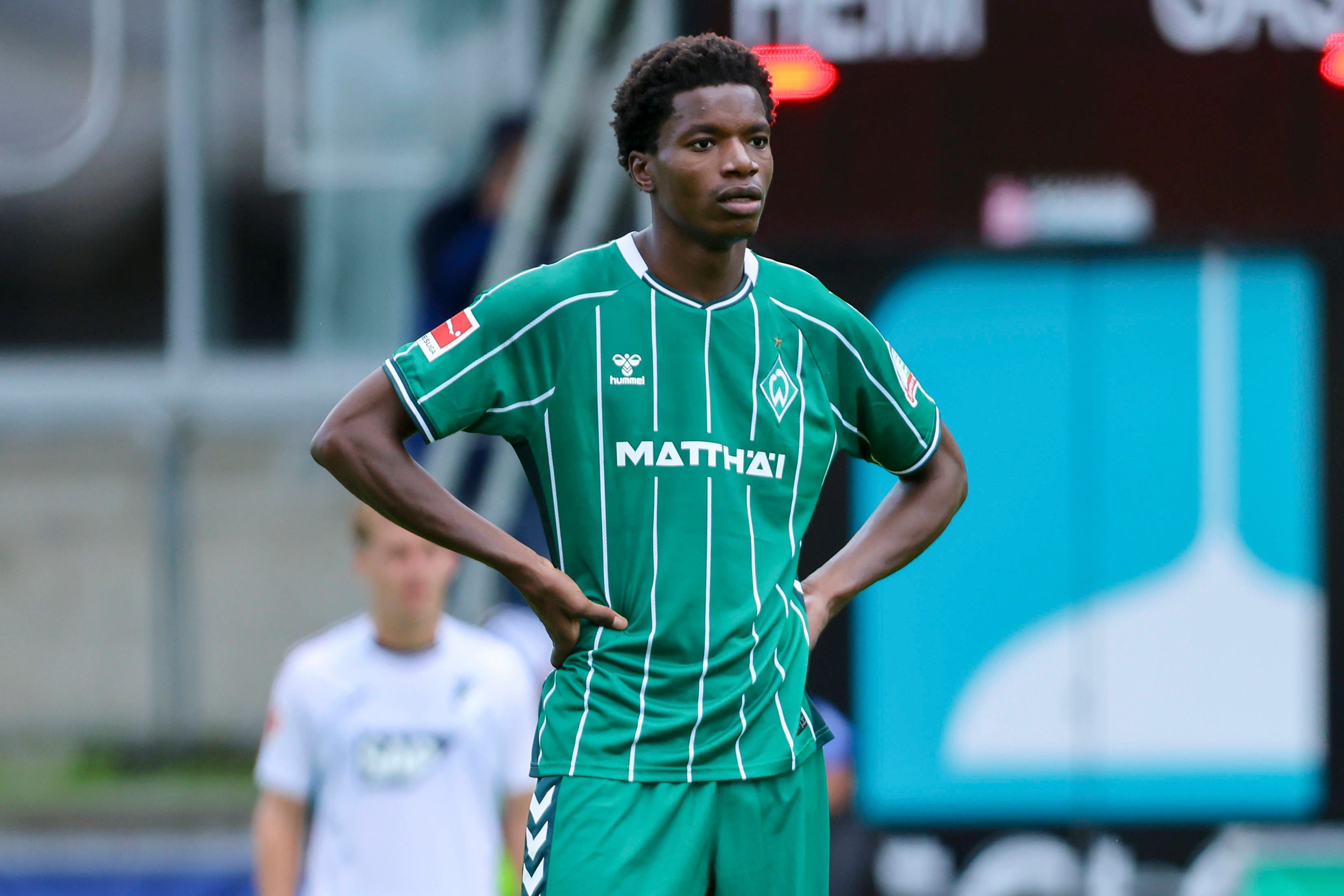 Skelly Alvero im Bremen-Trikot mit aufgestützten Armen.