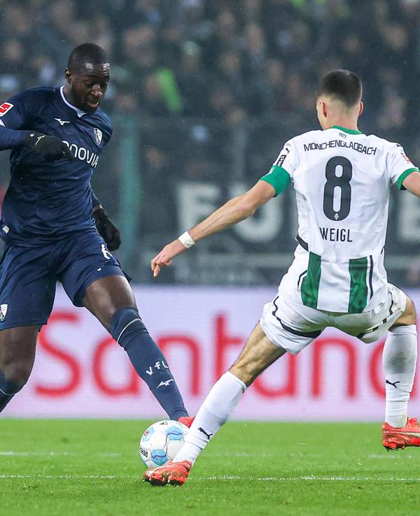 Julian Weigl will den Ball gegen Ibrahima Sissoko behaupten.