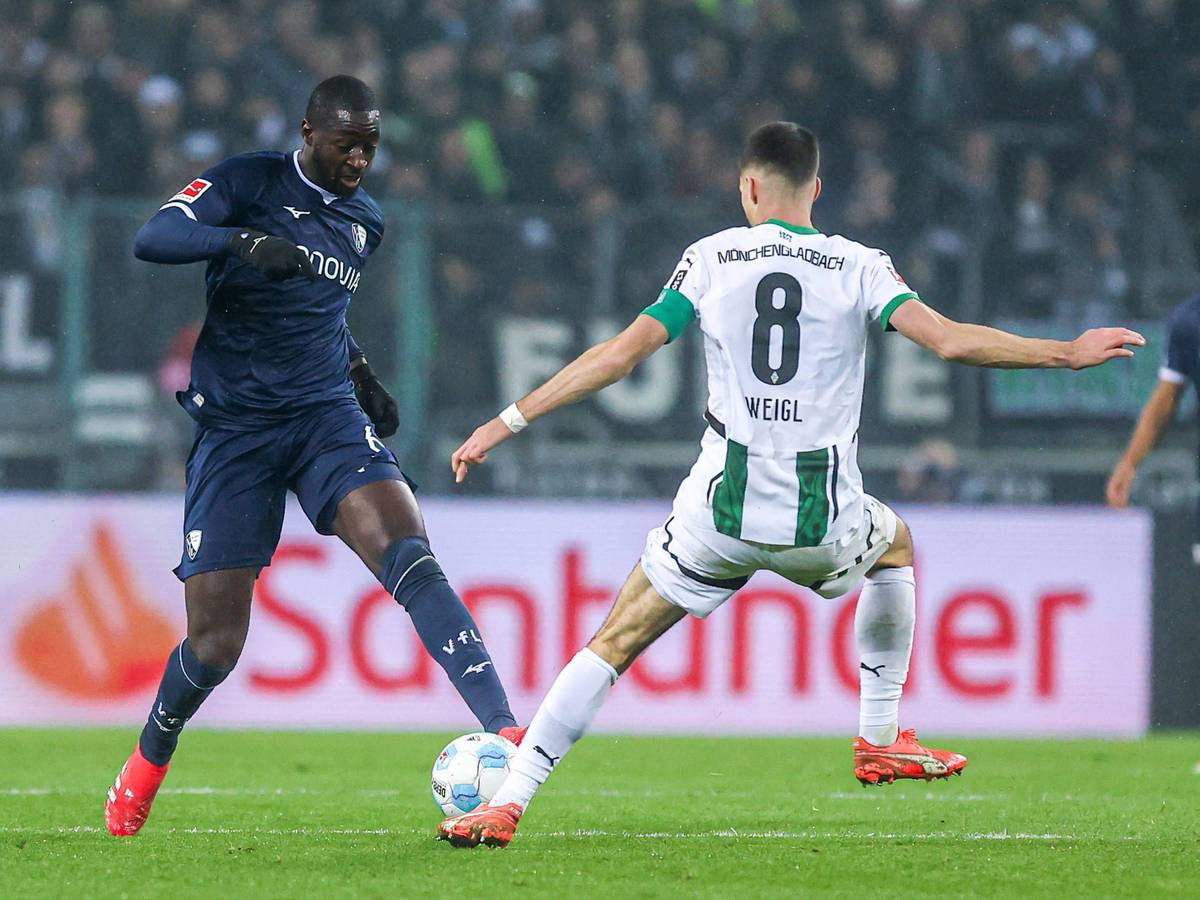 Julian Weigl will den Ball gegen Ibrahima Sissoko behaupten.