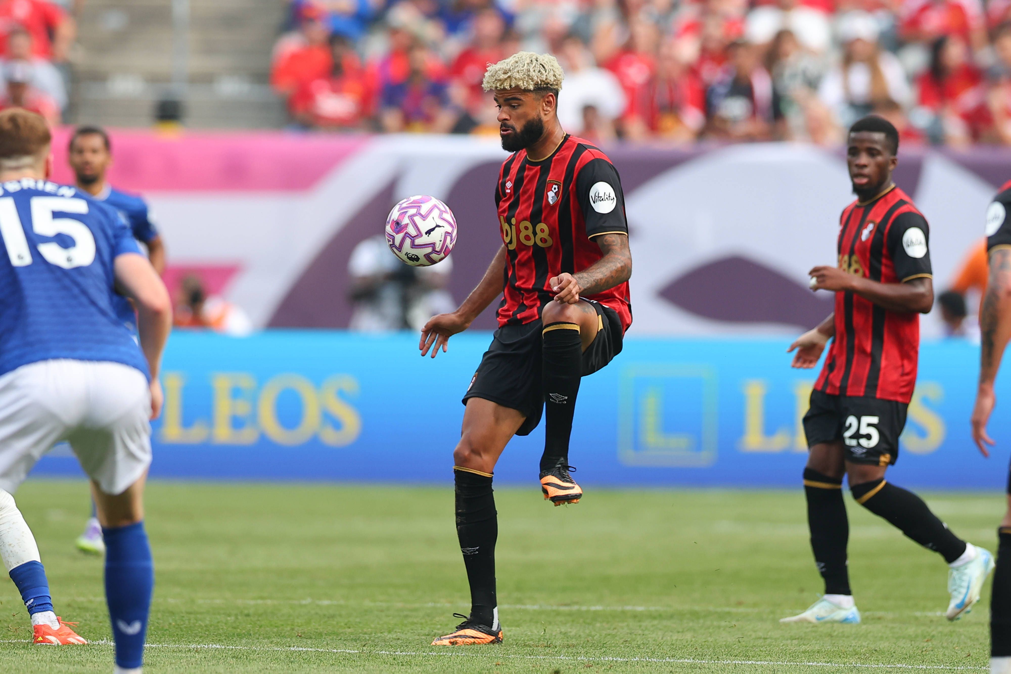 Philip Billing hält den Ball mit dem Knie auf.