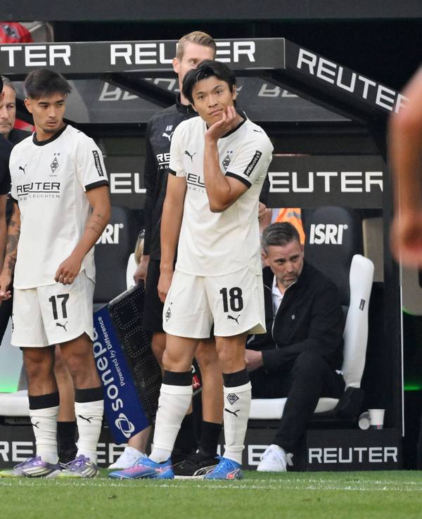 Jens Castrop und Shuto Machino stehen zur Einwechslung bereit.