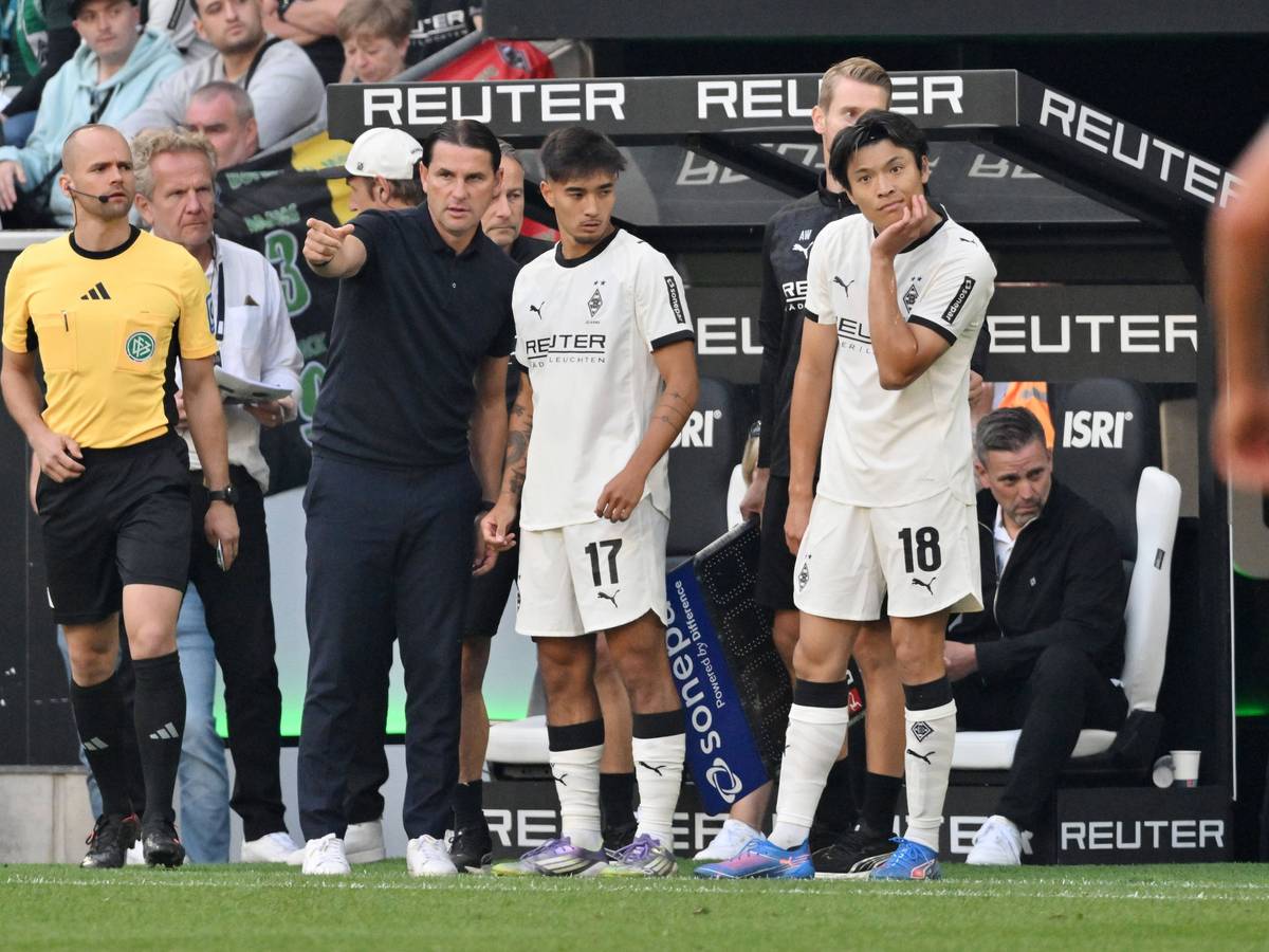 Jens Castrop und Shuto Machino stehen zur Einwechslung bereit.