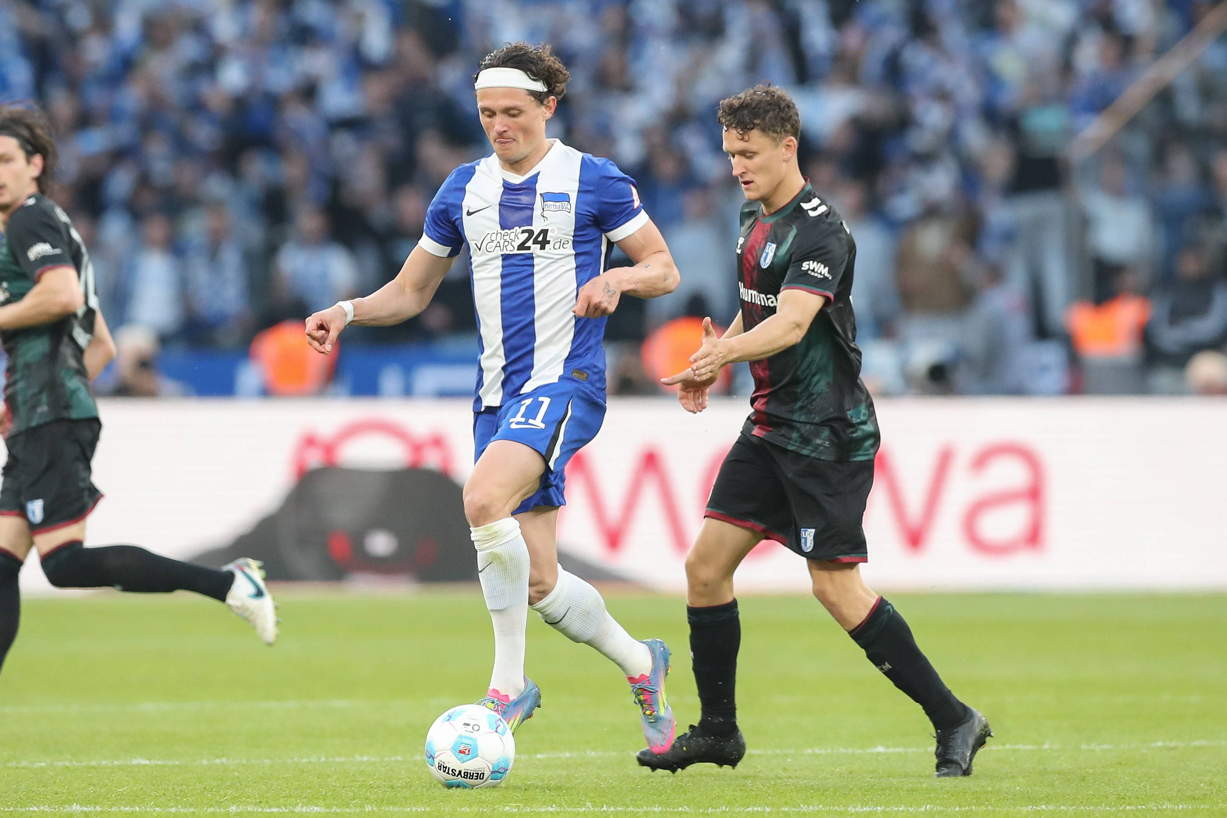 Fabian Reese behauptet gegen Martijn Kaars den Ball.