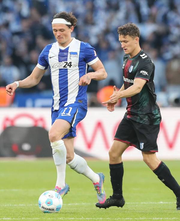 Fabian Reese behauptet gegen Martijn Kaars den Ball.