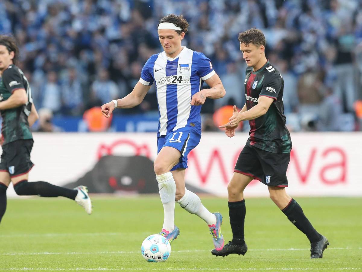 Fabian Reese behauptet gegen Martijn Kaars den Ball.