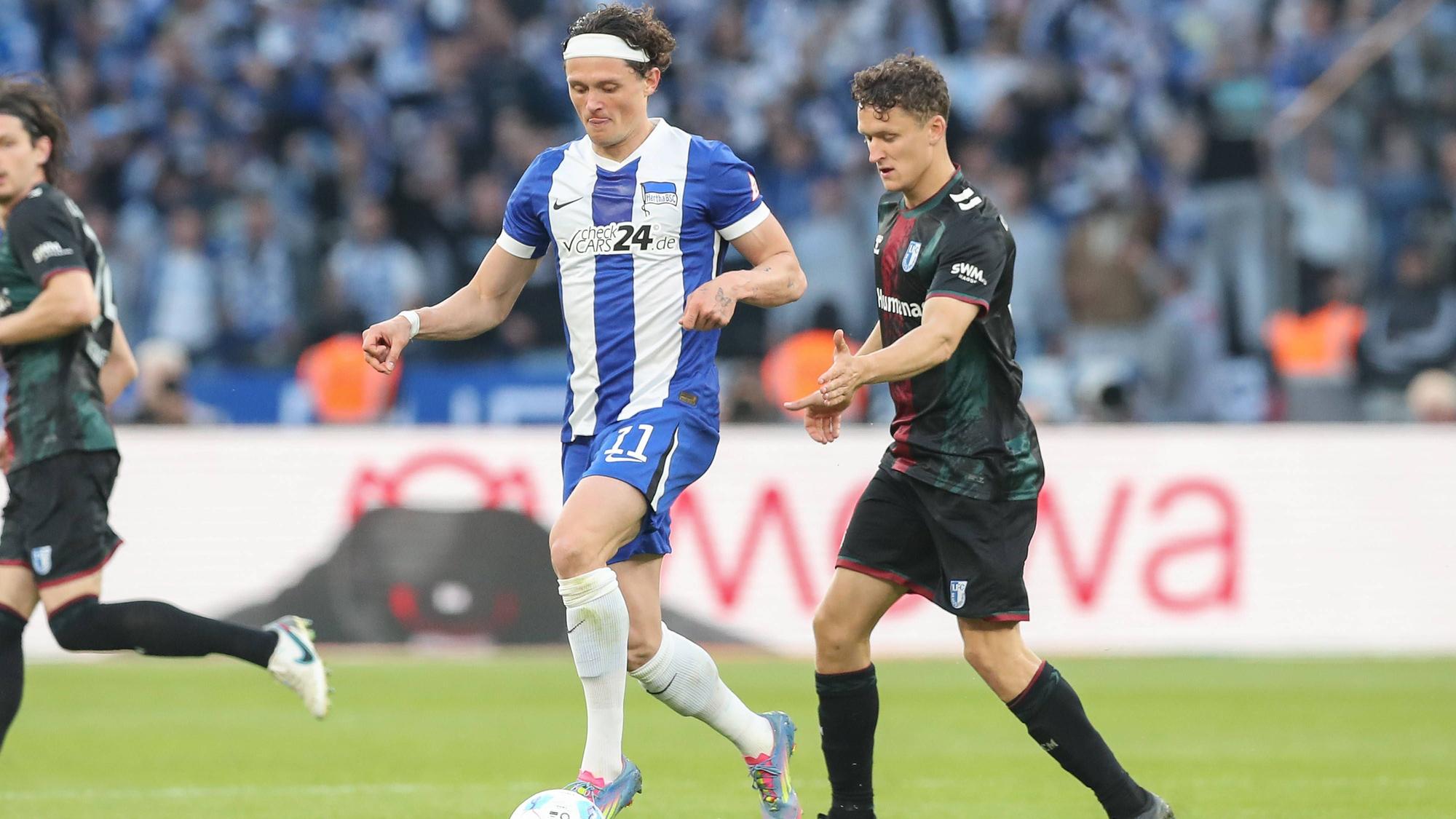 Fabian Reese behauptet gegen Martijn Kaars den Ball.