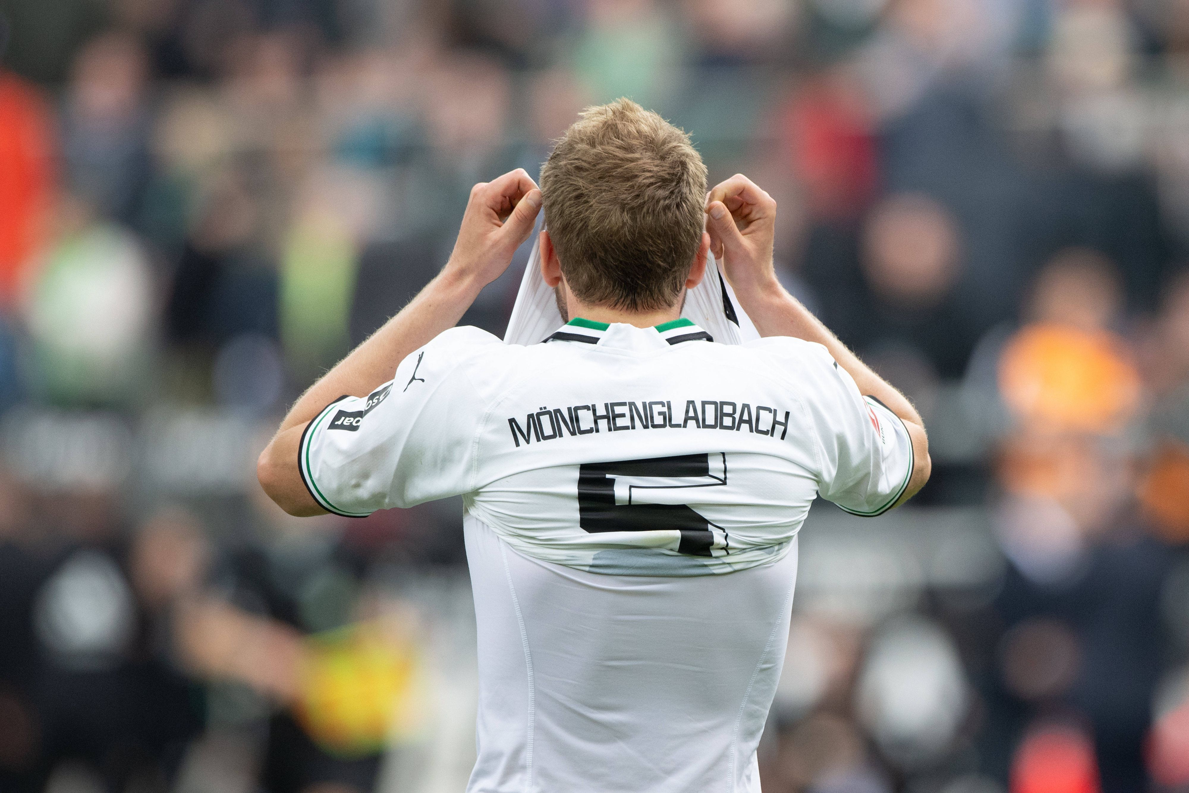 Marvin Friedrich vergräbt sein Gesicht in seinem Trikot.