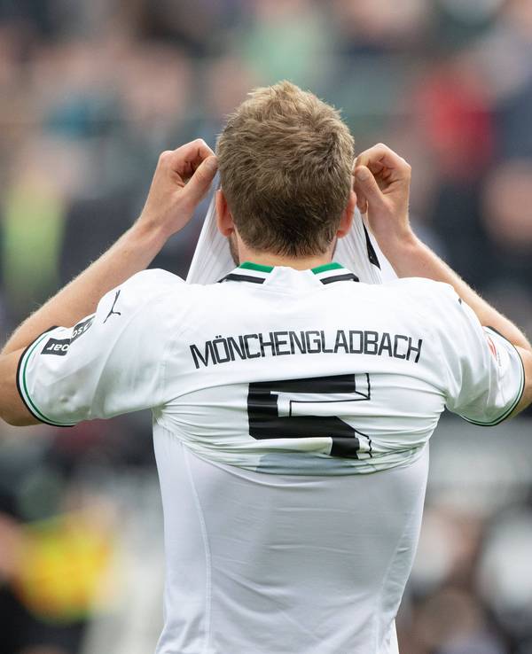 Marvin Friedrich vergräbt sein Gesicht in seinem Trikot.