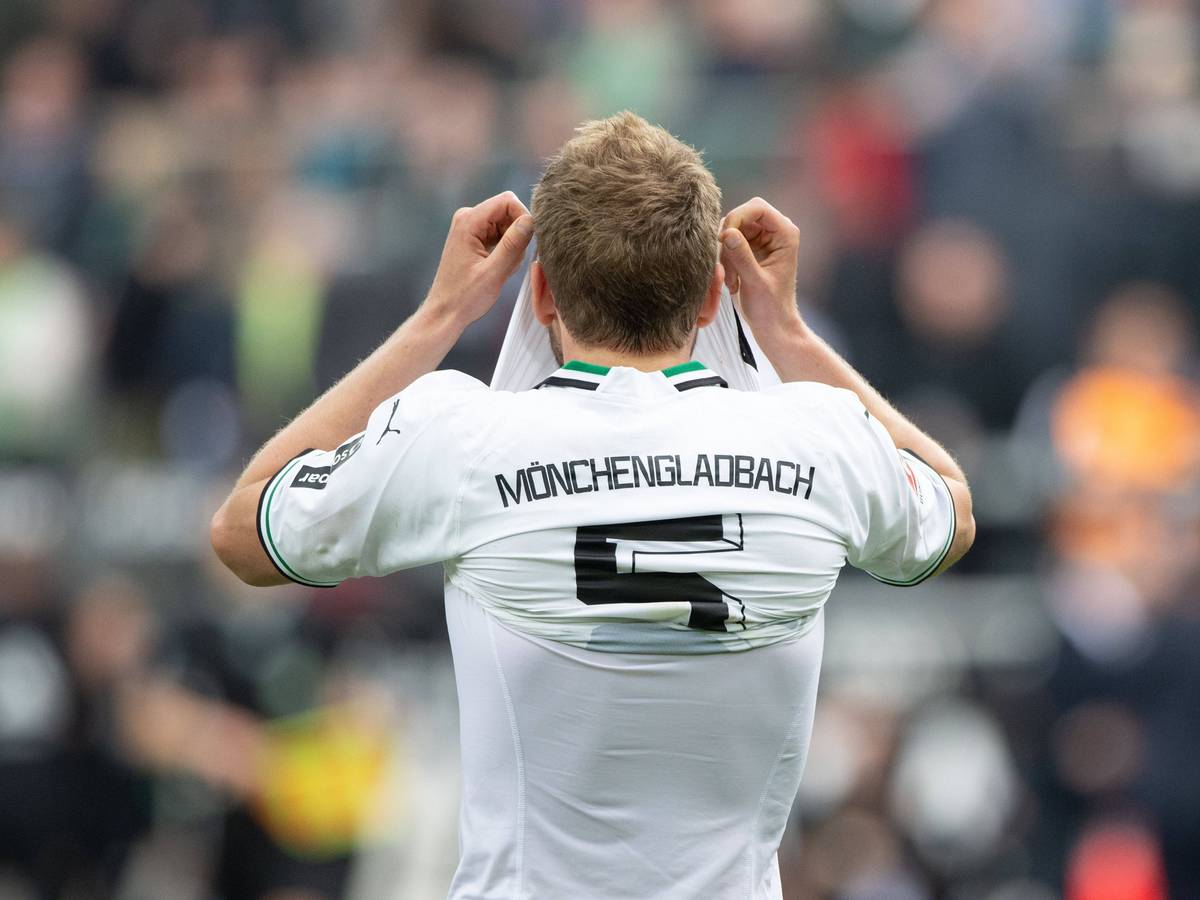 Marvin Friedrich vergräbt sein Gesicht in seinem Trikot.