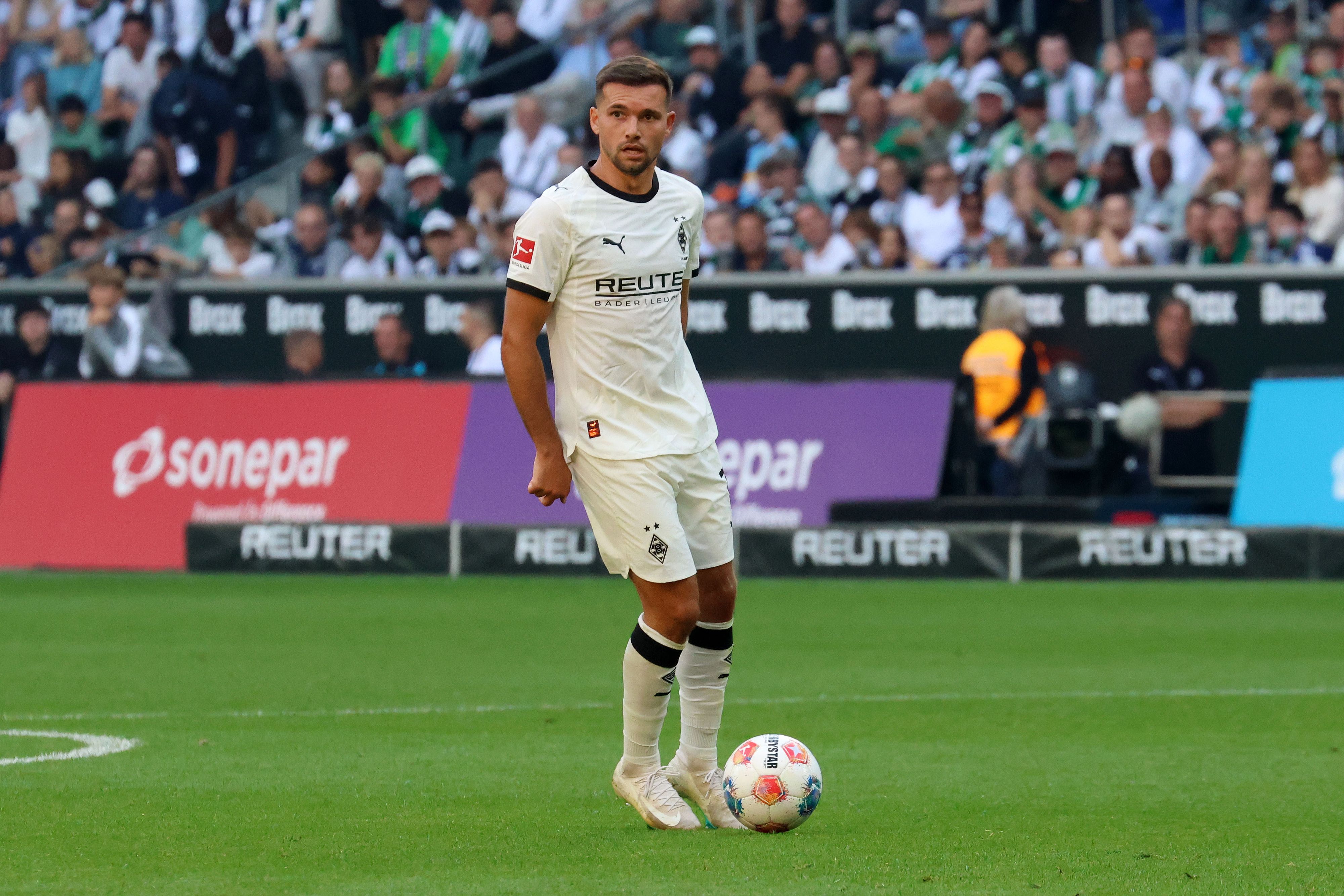 Kevin Stöger steht aufrecht vor dem Ball.