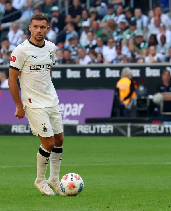 Kevin Stöger steht aufrecht vor dem Ball.