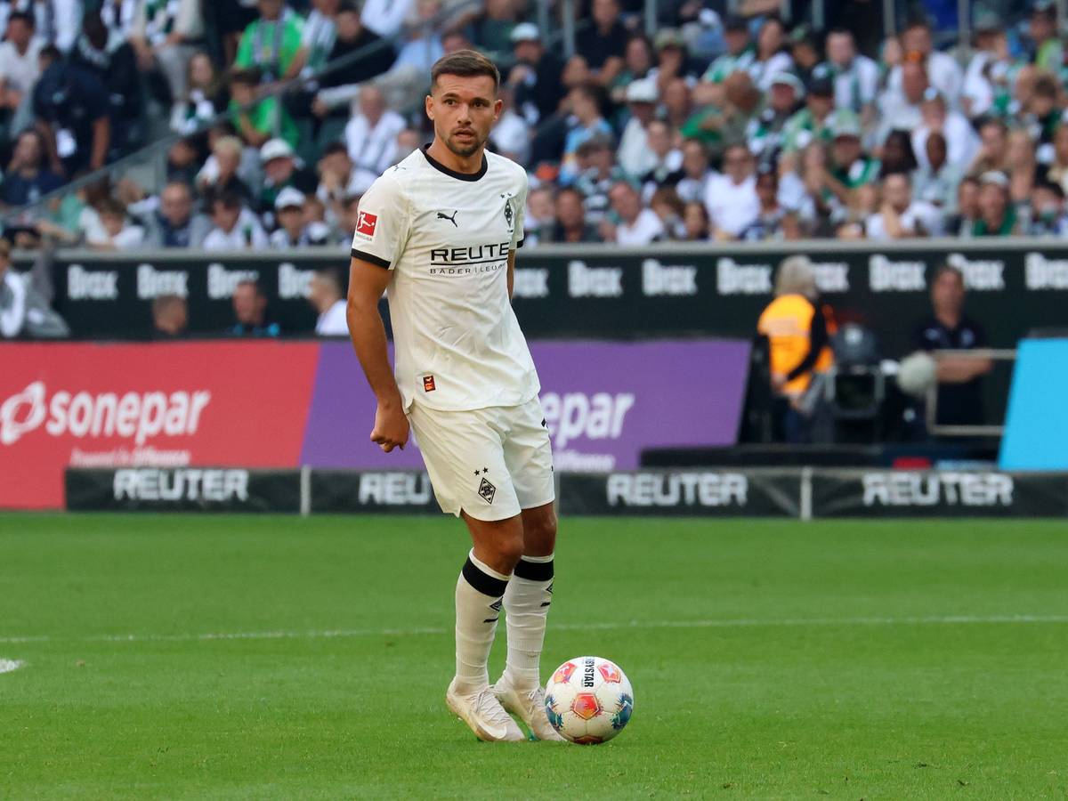 Kevin Stöger steht aufrecht vor dem Ball.